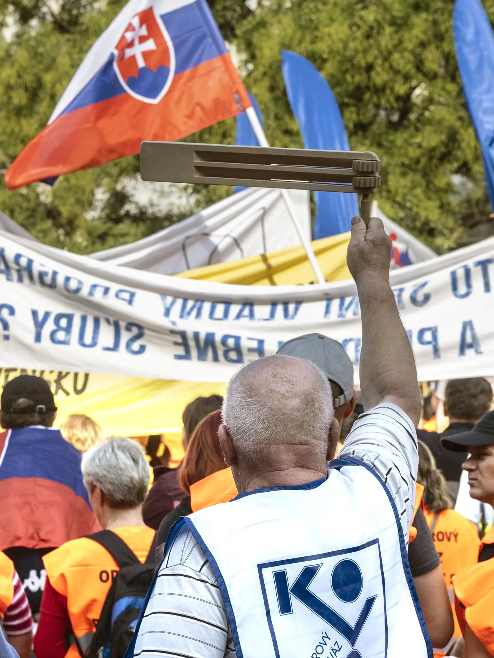Na snímke účastníci protestu Konfederácie odborových zväzov (KOZ) SR proti energetickej chudobe 8. októbra 2022 na Námestí SNP v Bratislave. FOTO TASR - Pavel Neubauer