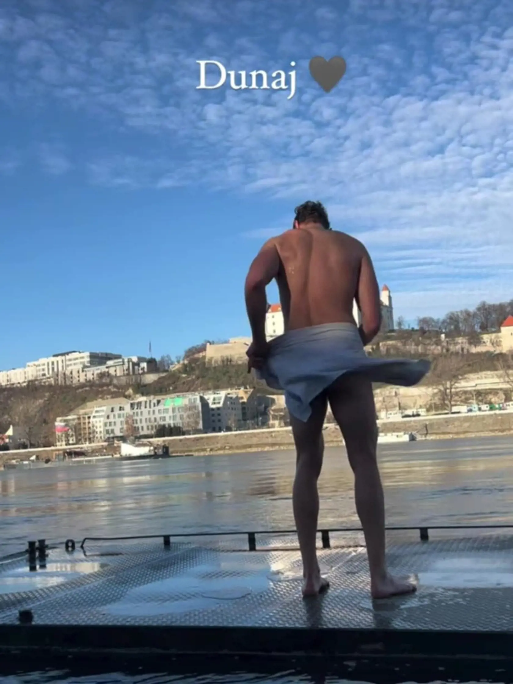 Ján Bakala dostal fanúšičky do varu! Otužoval sa iba v uteráčiku.