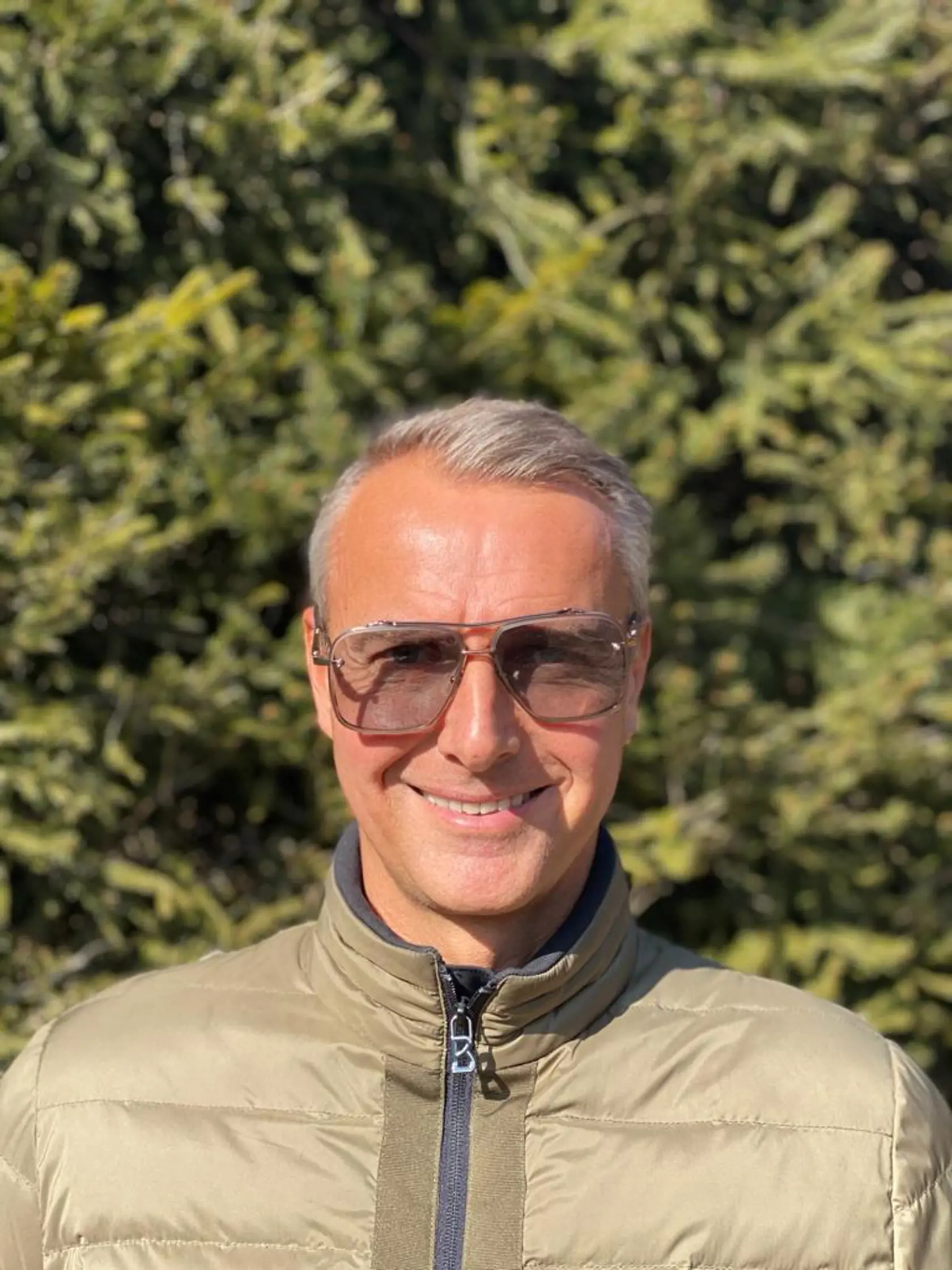 Pre poslanca Richarda Rašiho je typický  imidž nahladko oholeného elegána.