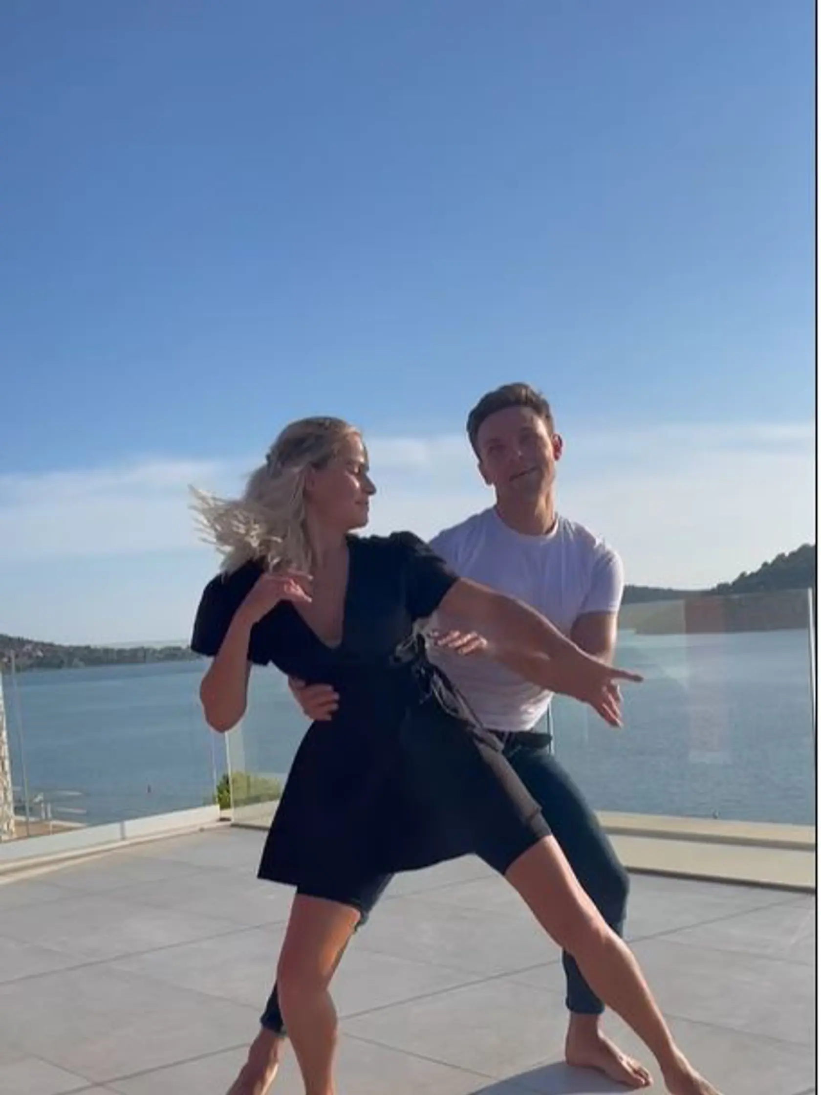 Ivana s bratom Tomášom si zatancovala na terase ich vily v Chorvátsku.