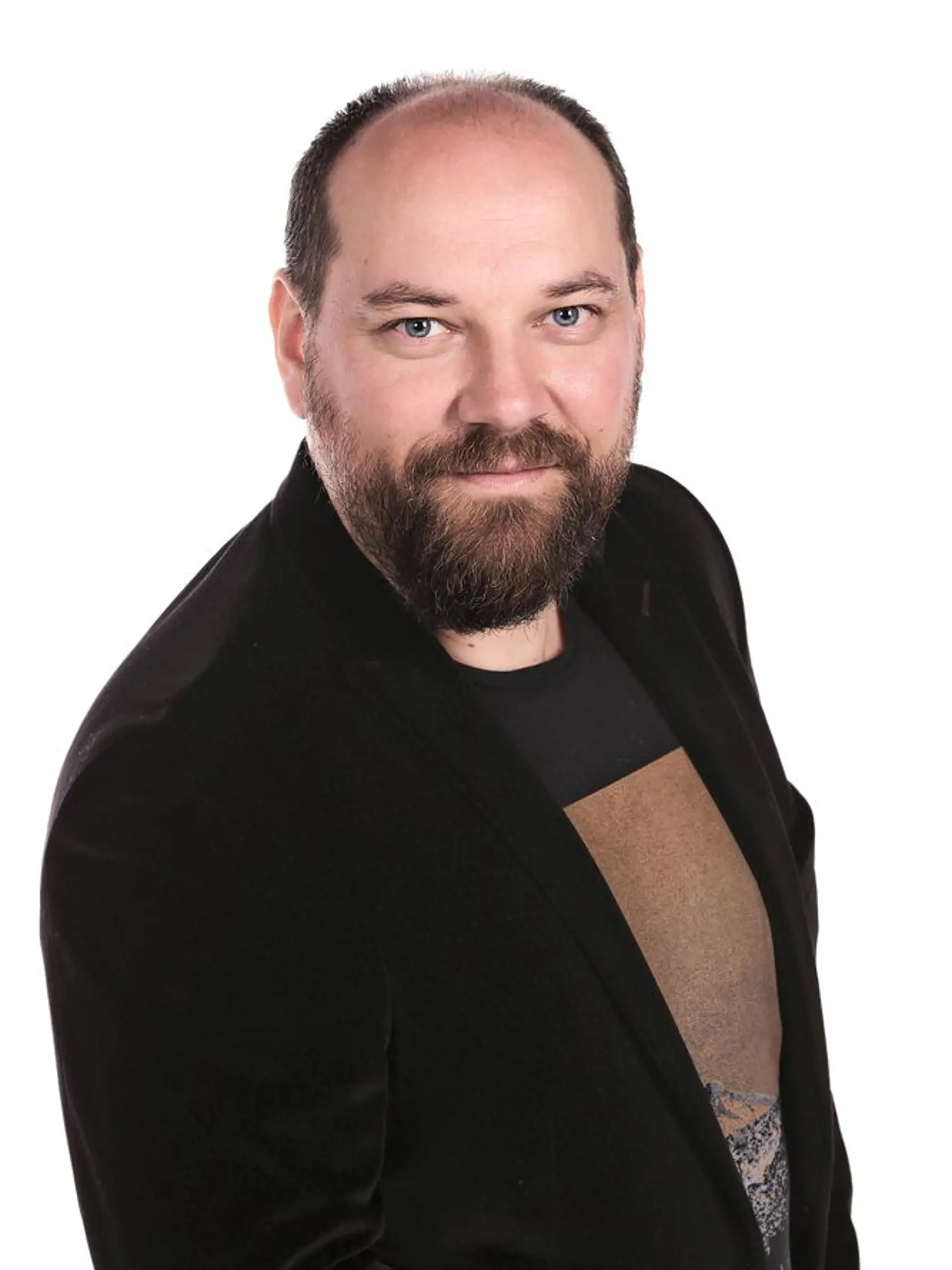 Ľubomír Sabo a Zuzana Sénášiová sú medzinárodne ocenení fotografi, ktorí tvoria pod spoločnou značkou. Základom každej ich fotografie je originálny nápad, ktorého výsledkom je nevšedné spracovanie. Pre ich tvorbu je charakteristické zachytiť a zdôrazniť krásu a prirodzenosť slovenských žien.
