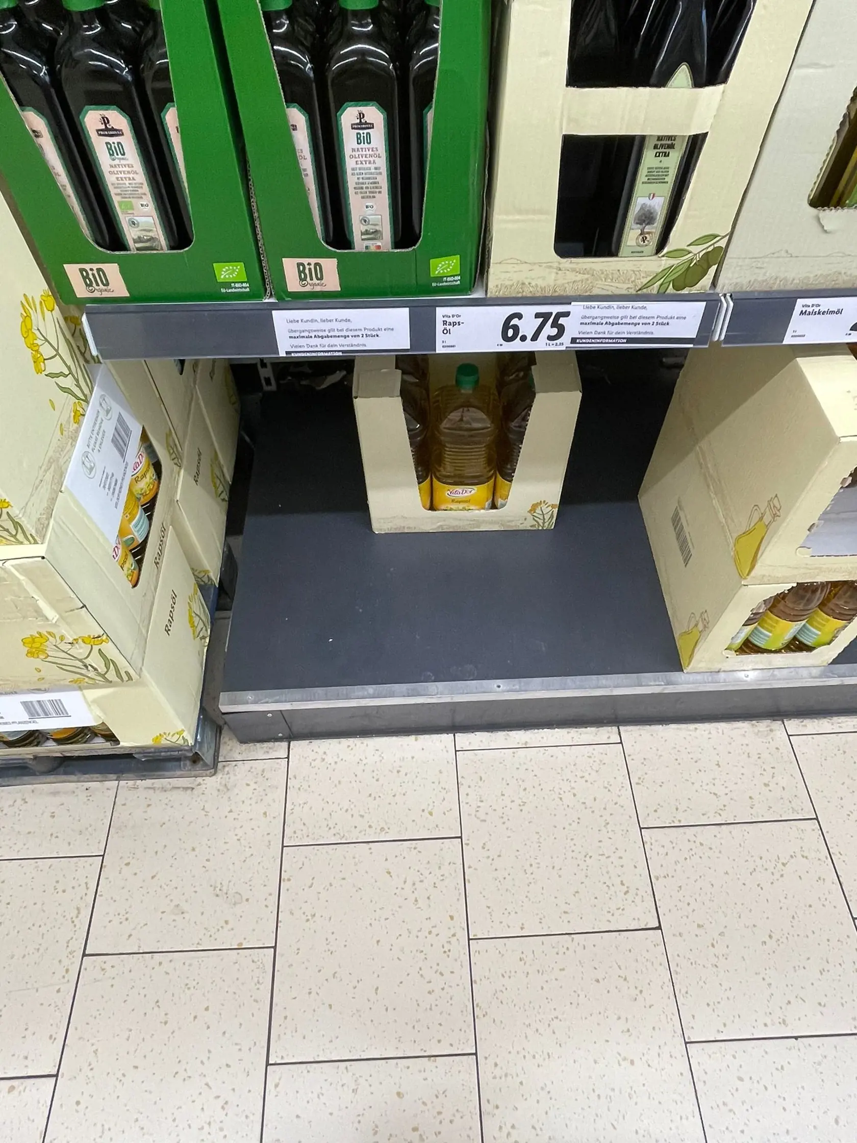 Na snímke sú ceny potravín v predajni Lidl v Rakúsku.