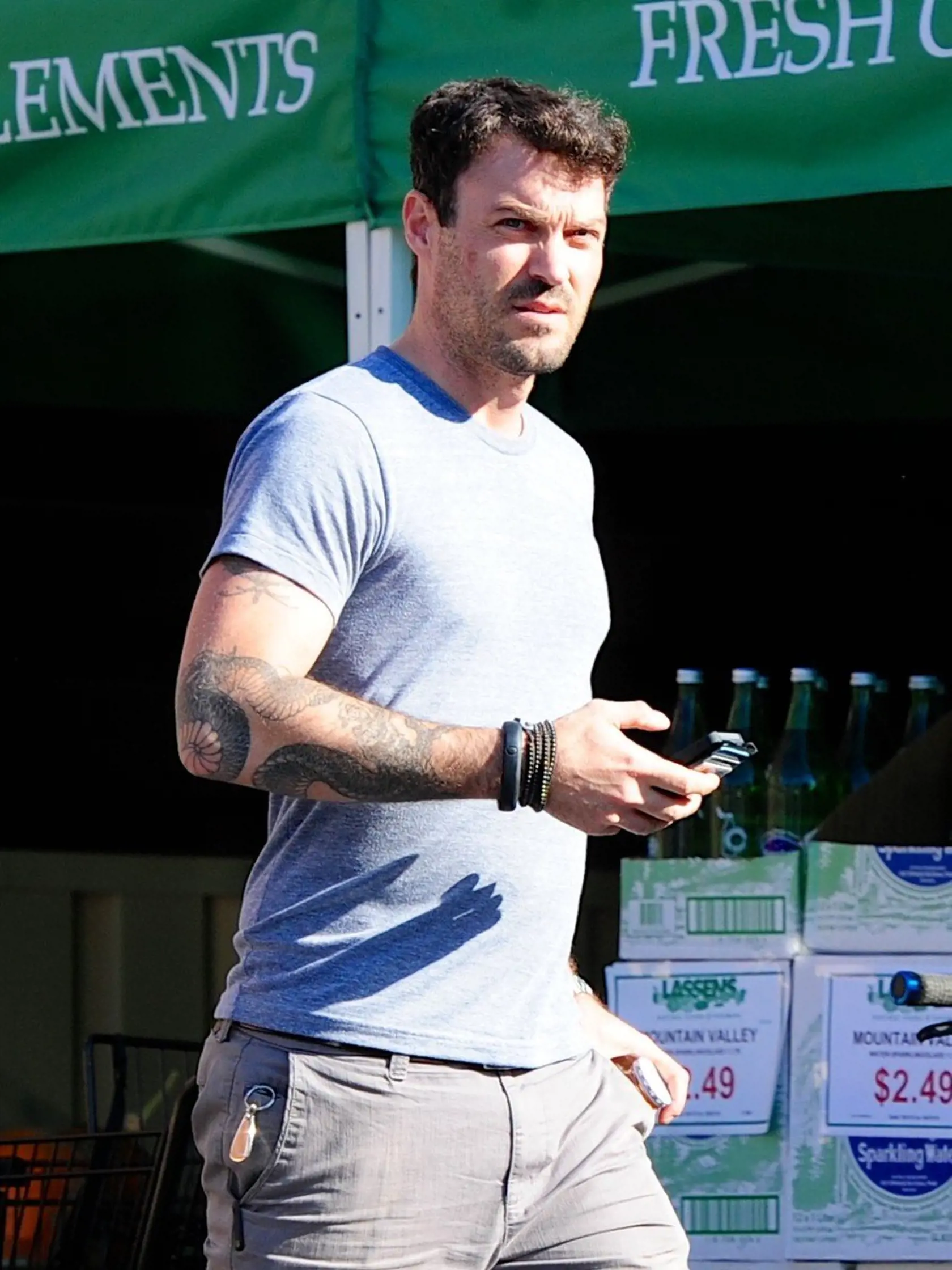 Brian Austin Green grabs a bottle of juice from Lassens Natural Foods market.   EXCLUSIVE  October 8th, 2013  Los Angeles, CA, Image: 174114973, License: Rights-managed, Restrictions: 000, Model Release: no, Credit line: Profimedia, NPG