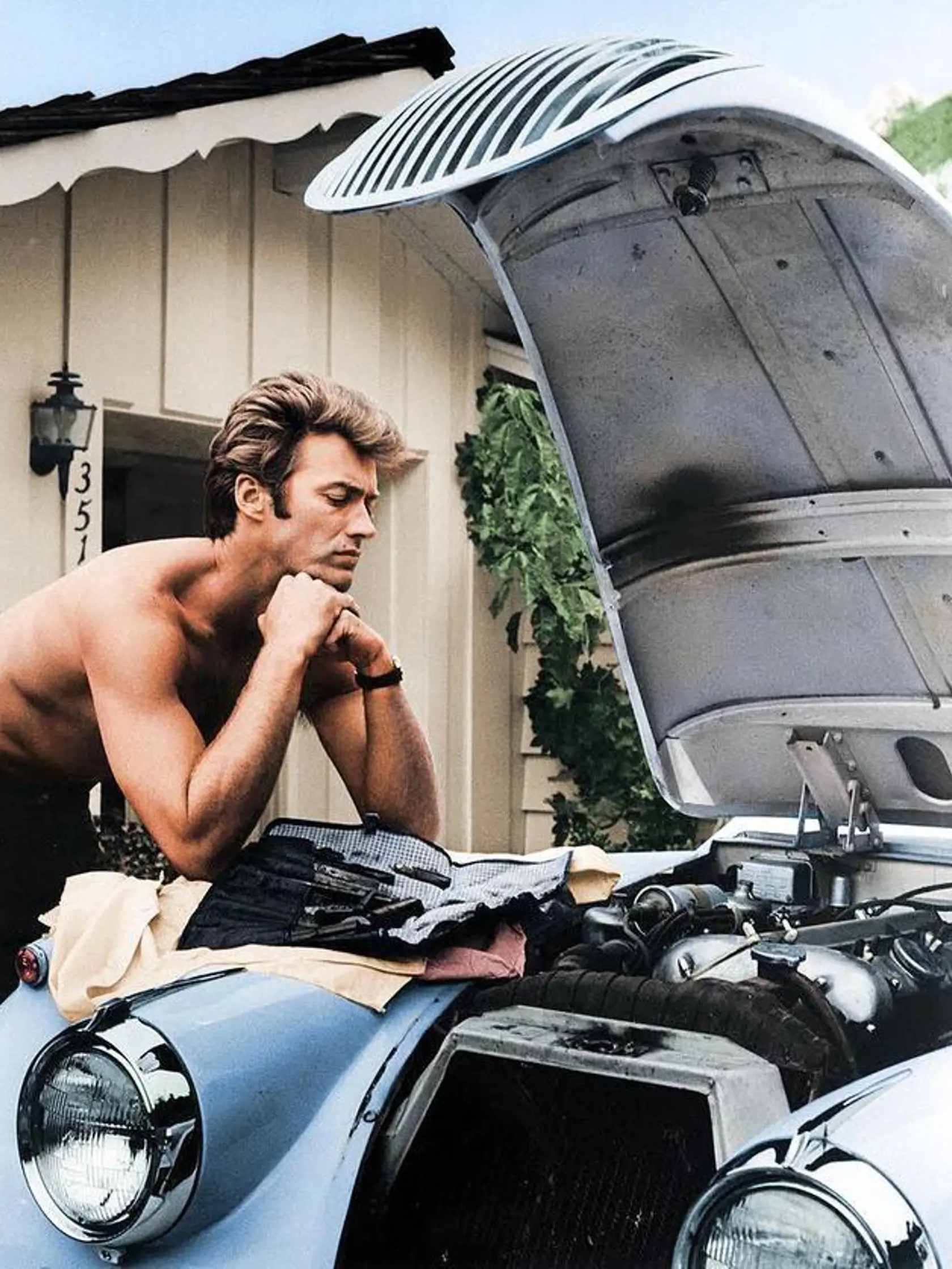 Clint Eastwood pri oprave svojho Jaguara XK 120, rok 1960.