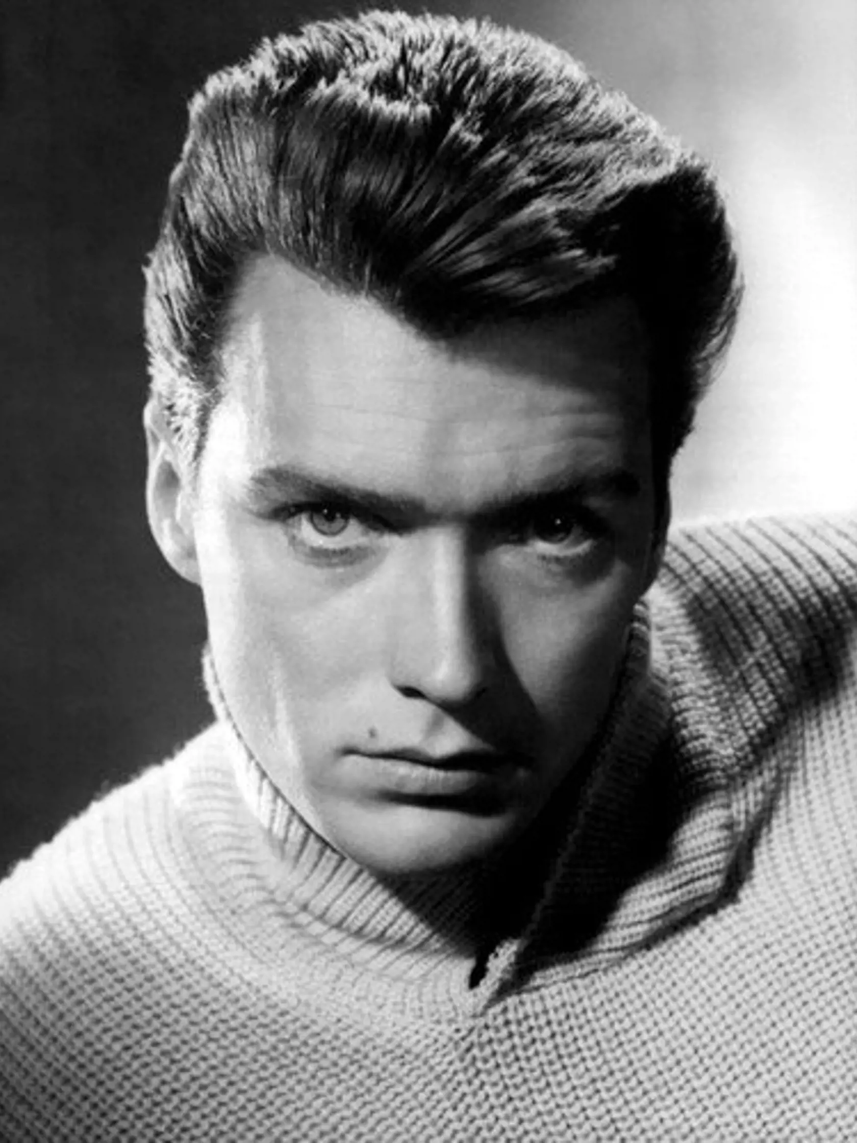 Podľa viacerých domnienok Eastwood nedokončil strednú školu. 