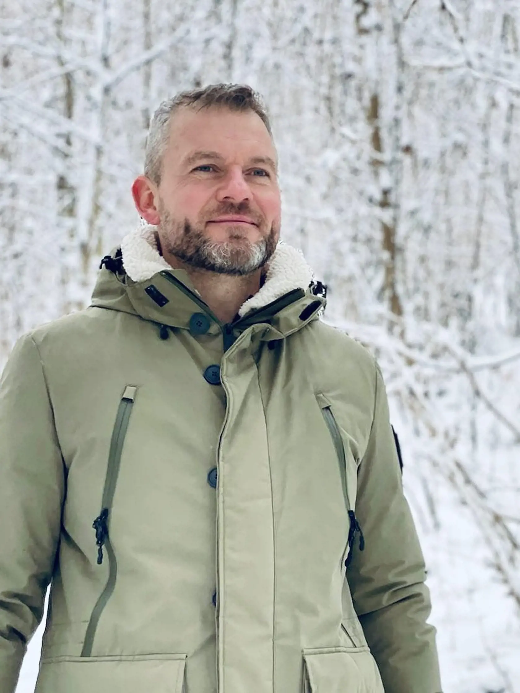 "Pred náročným týždňom treba dobiť baterky. 🙂 Pokojné prežitie tretej adventnej nedele Vám prajem priatelia. ❄️❄️❄️," napísal líder strany Hlas-SD Peter Pellegrini.