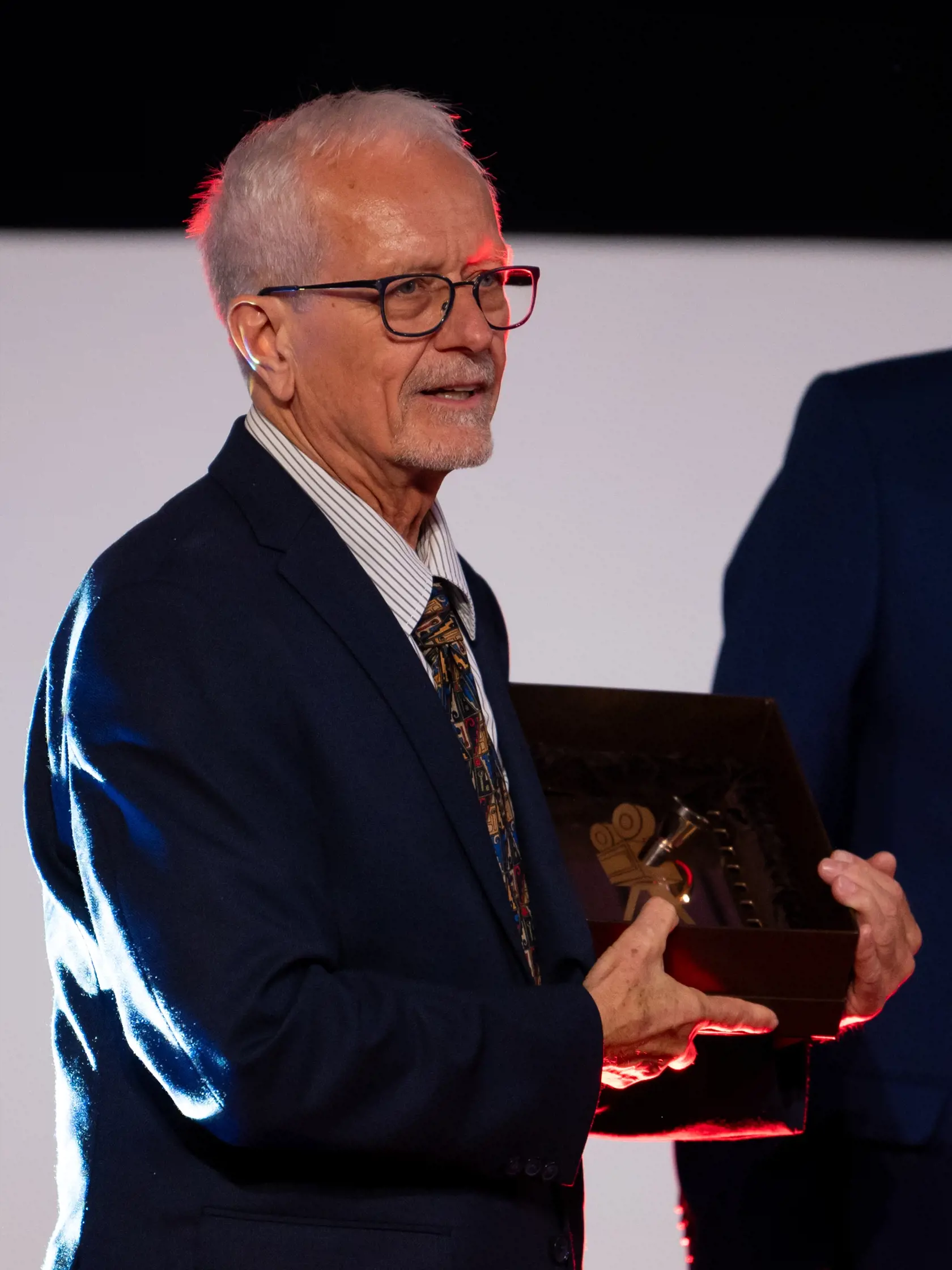 Na snímke ocenený slovenský režisér Miroslav Luther drží Zlatú kameru počas otváracieho ceremoniálu 30. ročníka Medzinárodného filmového festivalu MFF Art Film Košice 2024, v Košiciach 21. júna 2024. FOTO TASR - Veronika Mihaliková