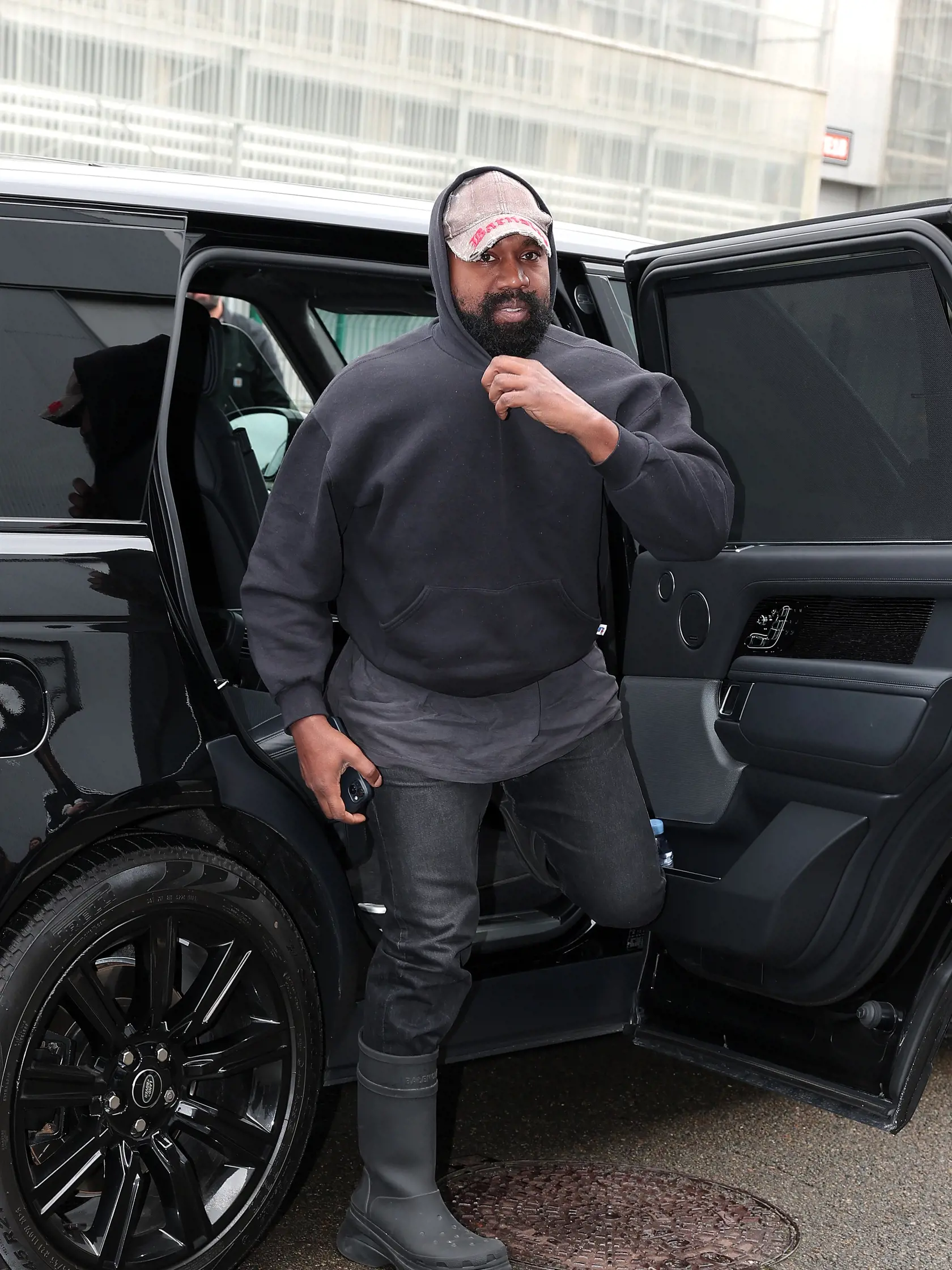 Kanye West-Ye totiž na Twitteri napísal, že čoskoro vyhlási bojovú pohotovosť zameranú voči židom. Odkazoval pritom na termín, ktorý sa na označenie stupňa pohotovosti používa v americkej armáde.