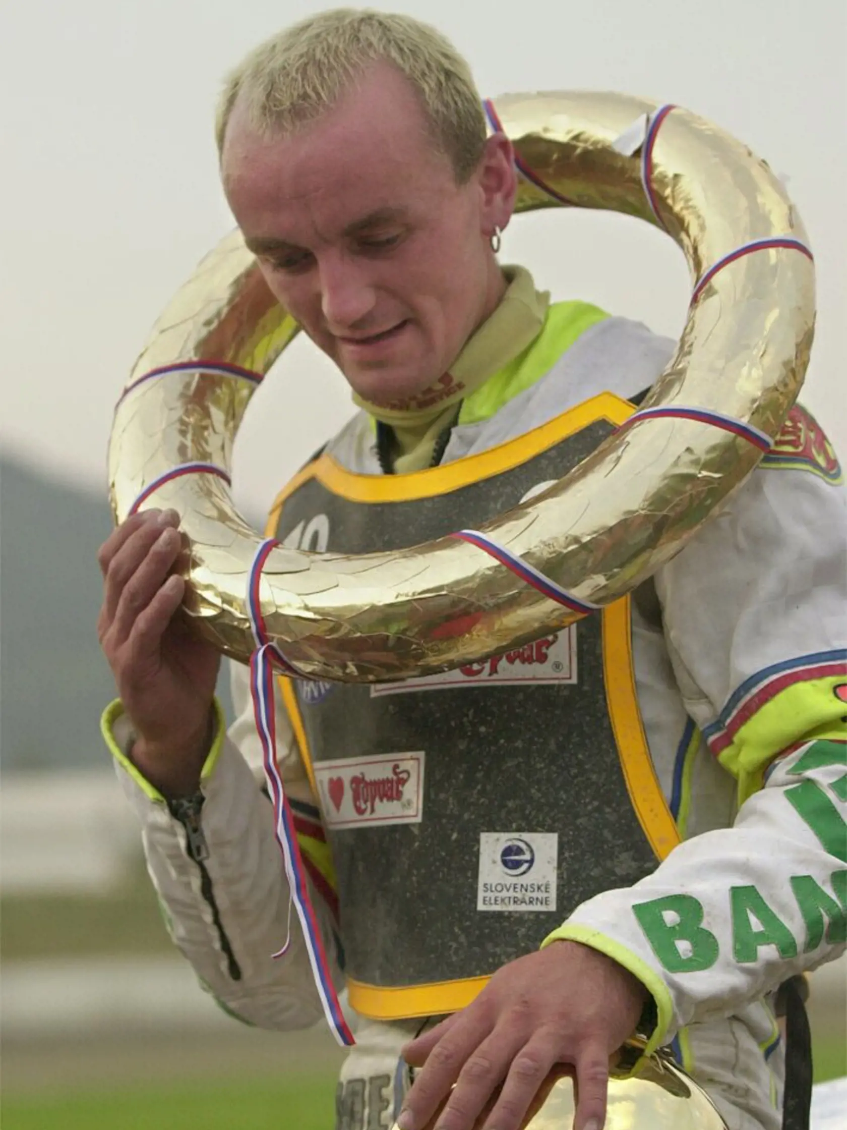 Robert Dados, dobrovoľne odišiel zo života 30. marca 2004 vo veku 27 rokov.