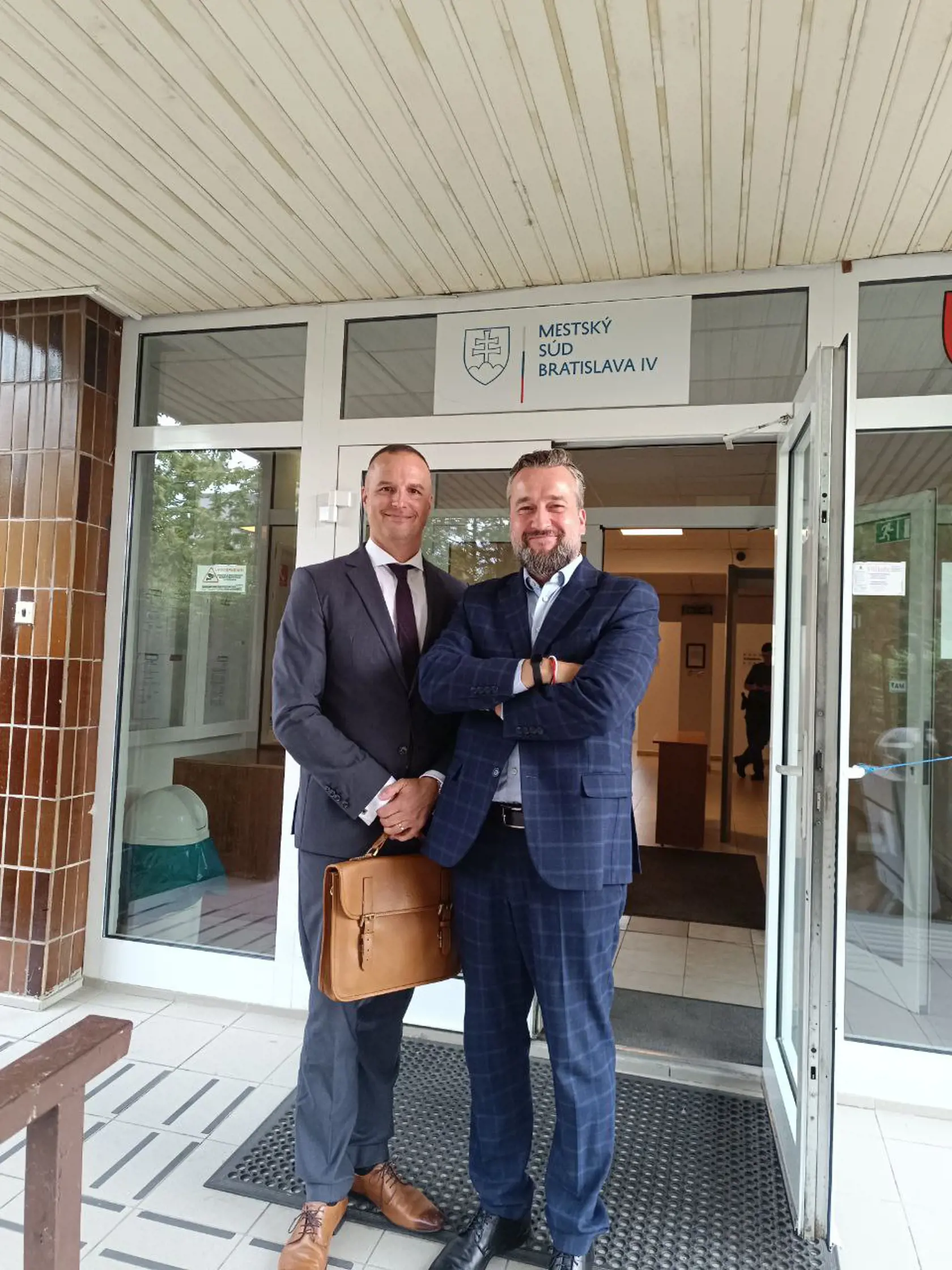 Ľuboš Blaha vedie súdny spor s Jaroslavom Naďom, na súprišiel v piatok so svojim advokátom Davidom Lindtnerom.