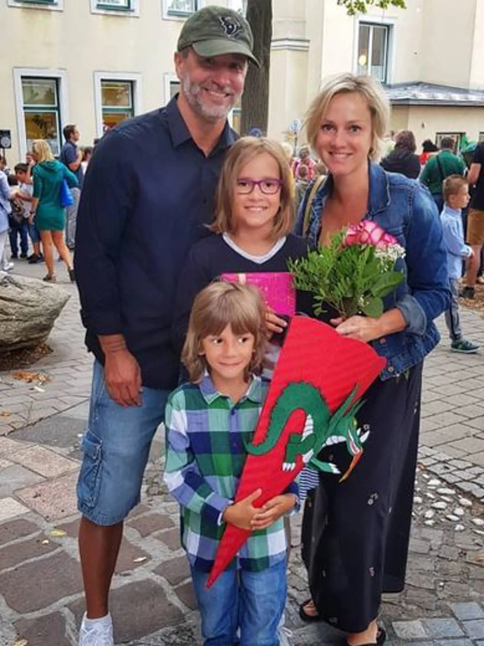 Jaro Bekr a Monika Hilmerová s deťmi pred školou
