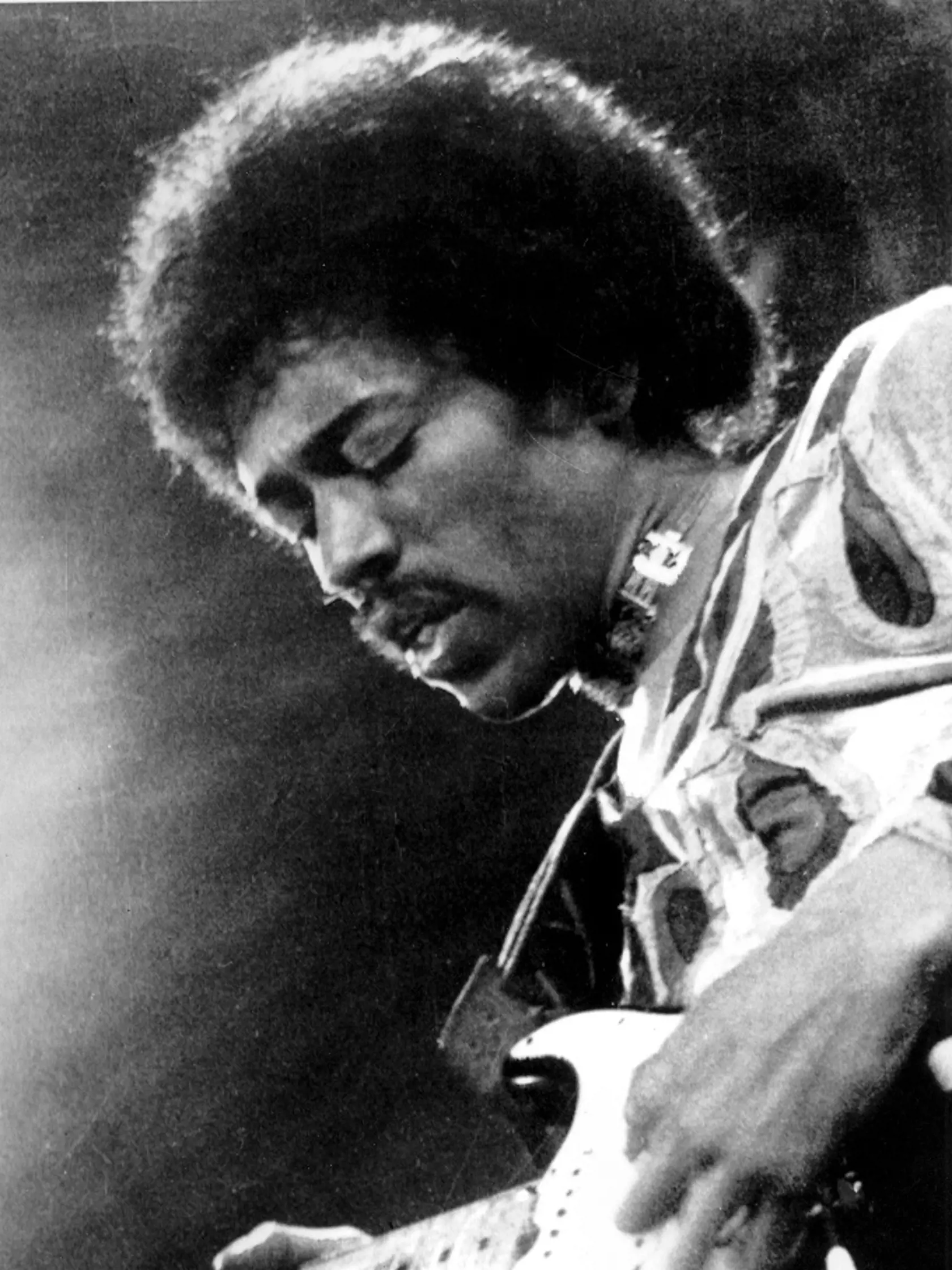 Jimi Hendrix, slávny gitarista, zomrel 18. septembra 1970. Zadusil sa zvratkami, keď sa predávkoval práškami na spanie.
