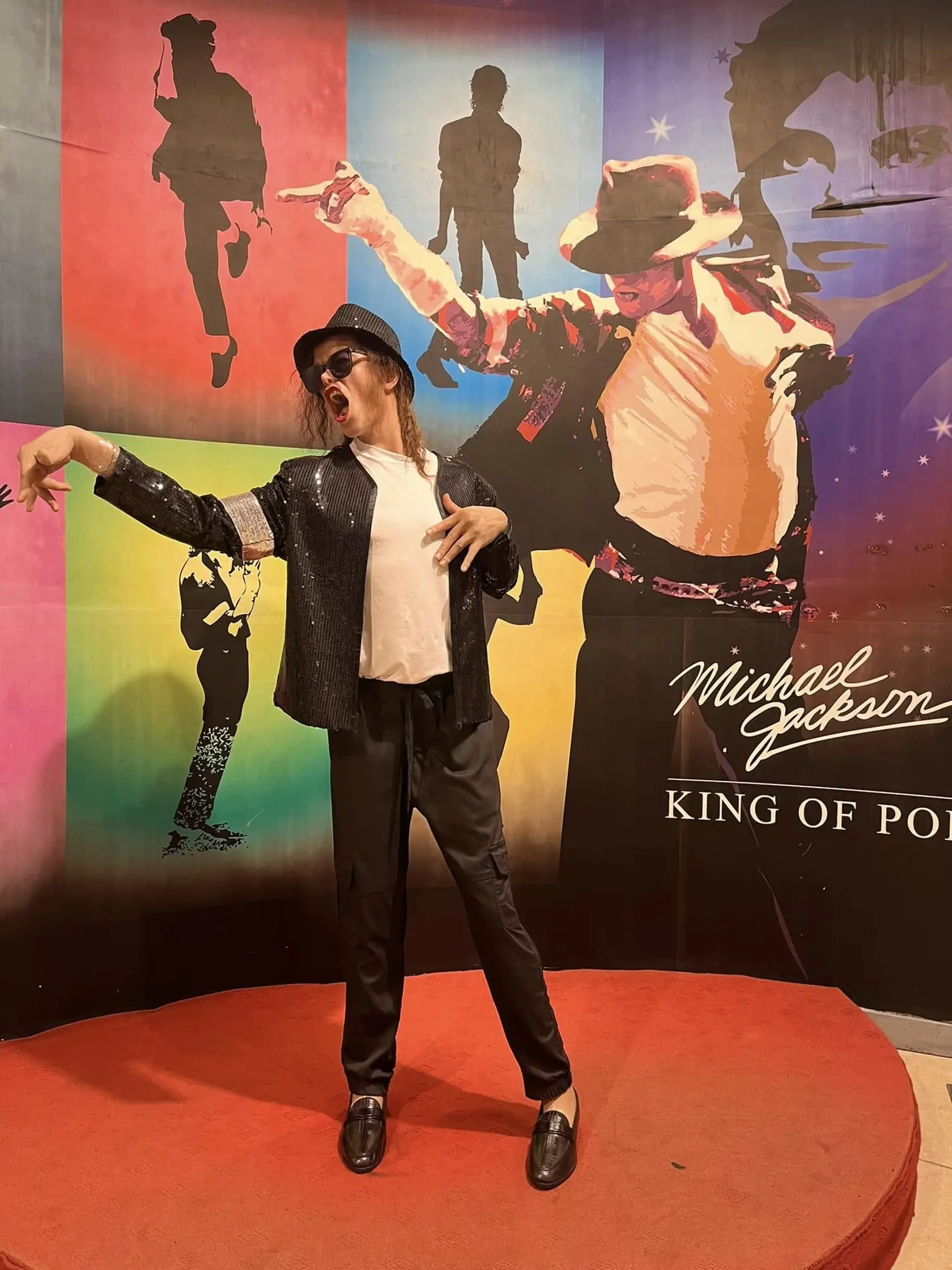 Kráľ popu Michael Jackson vyzerá, akoby dostal kŕč.