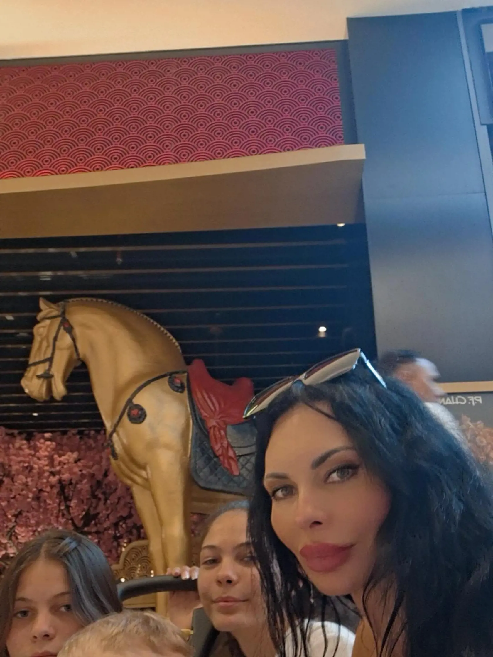 Sexi mamina Mirka Jakubisová sa pochválila fotkami z exotického Dubaja, kde odletela spolu so synom Markusom (3), dvomi dcérami z predchádzajúceho vzťahu, a spoločnosť im robil aj predseda parlamentu Kollár.