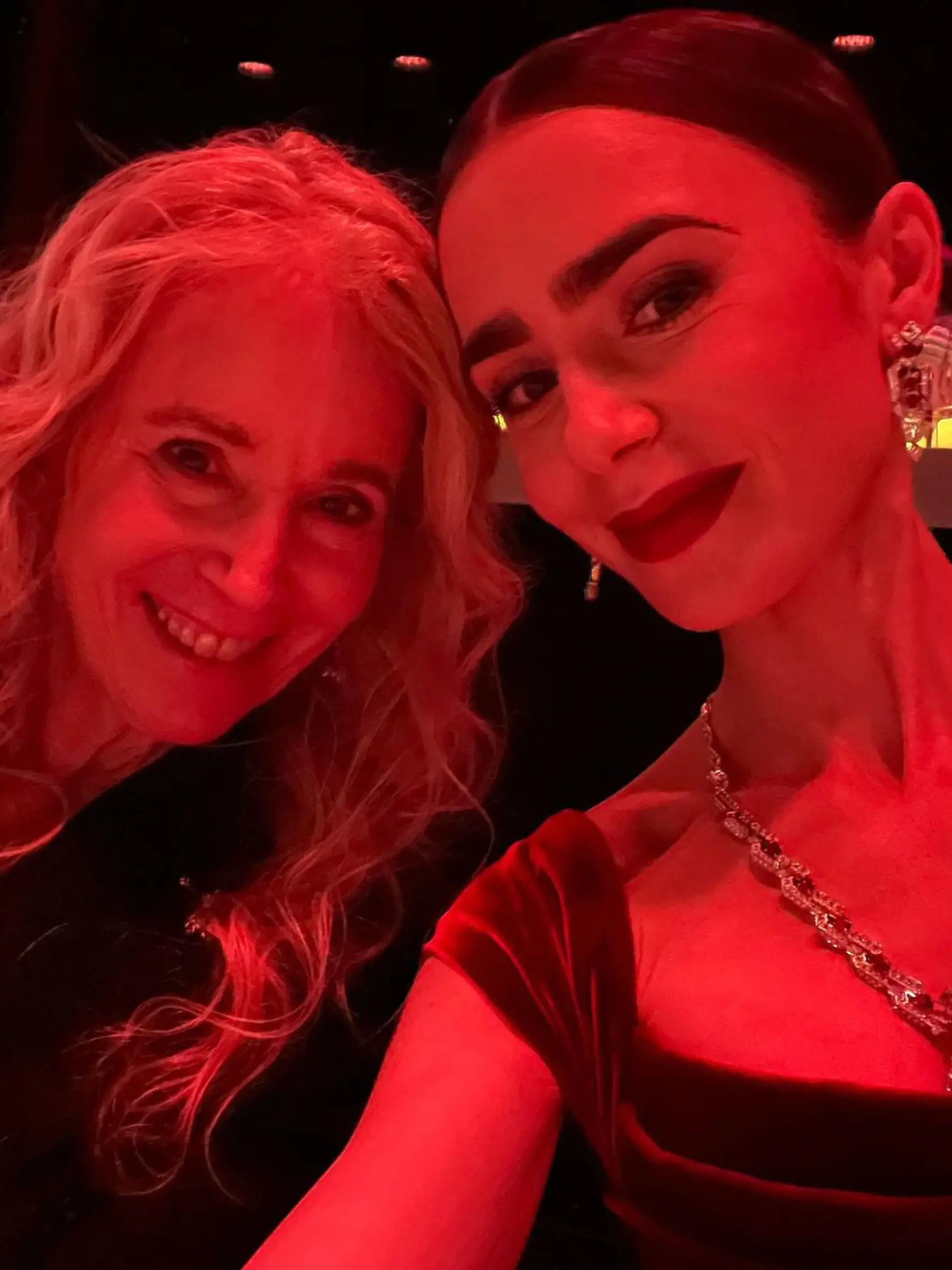 Emily in Paris alias Lily Collins so svojimi najvzácnejšími osobami