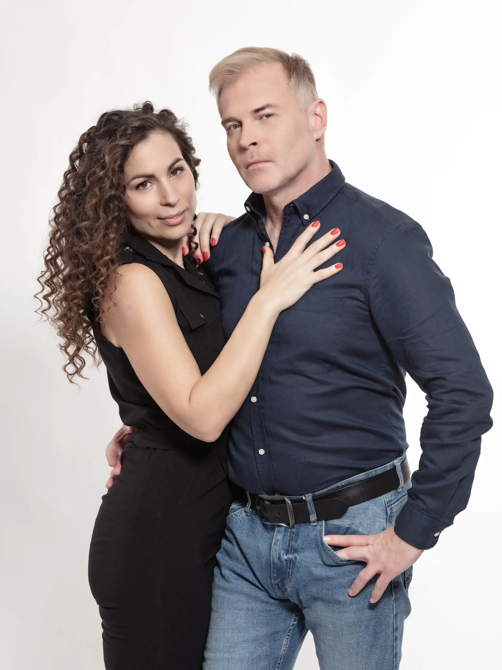 Marcel Ochránek stvárňuje podnikateľa Romana. Jeho manželku hrá Kristína Greppelová.