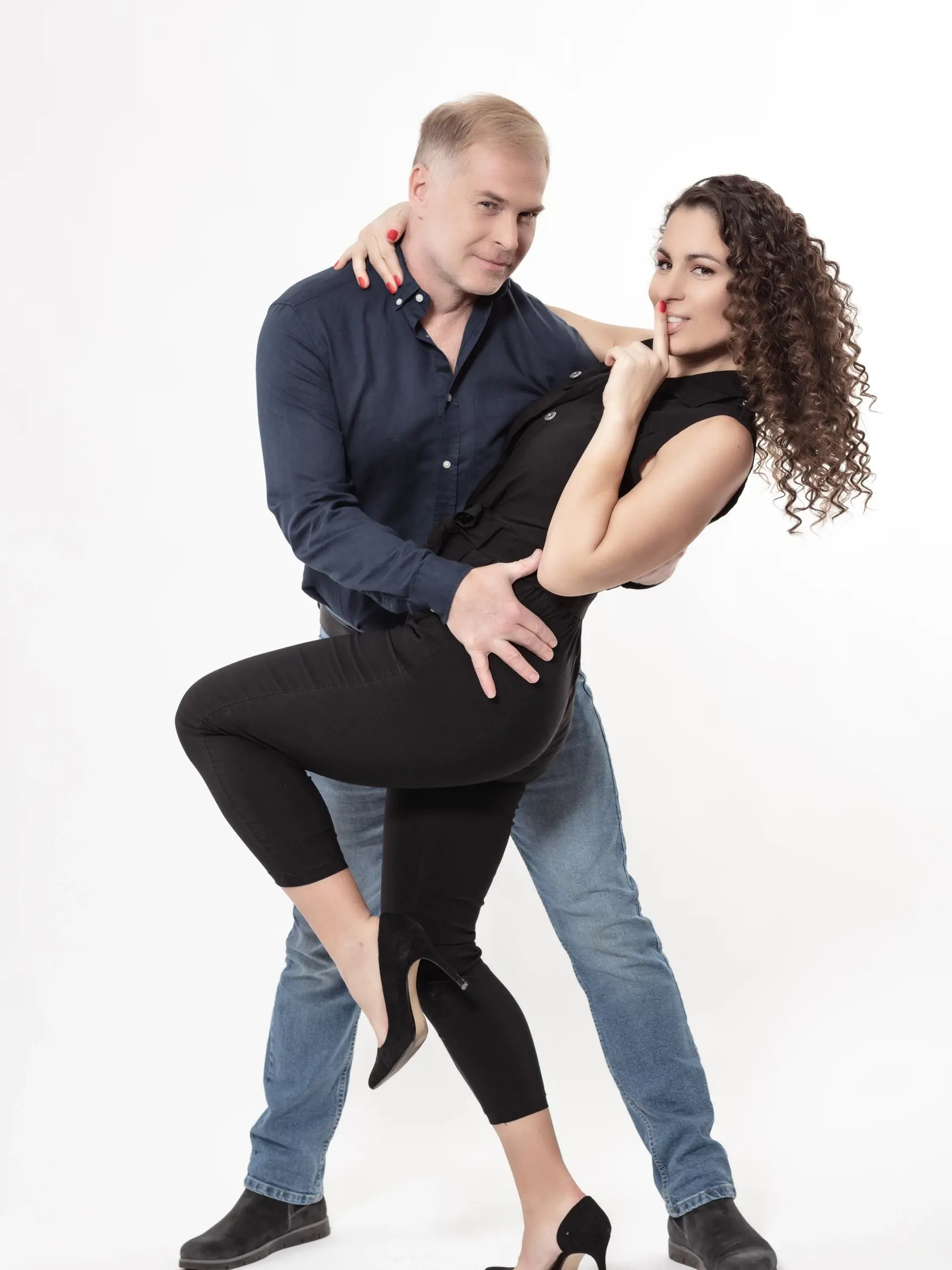 Marcel Ochránek stvárňuje podnikateľa Romana. Jeho manželku hrá Kristína Greppelová.