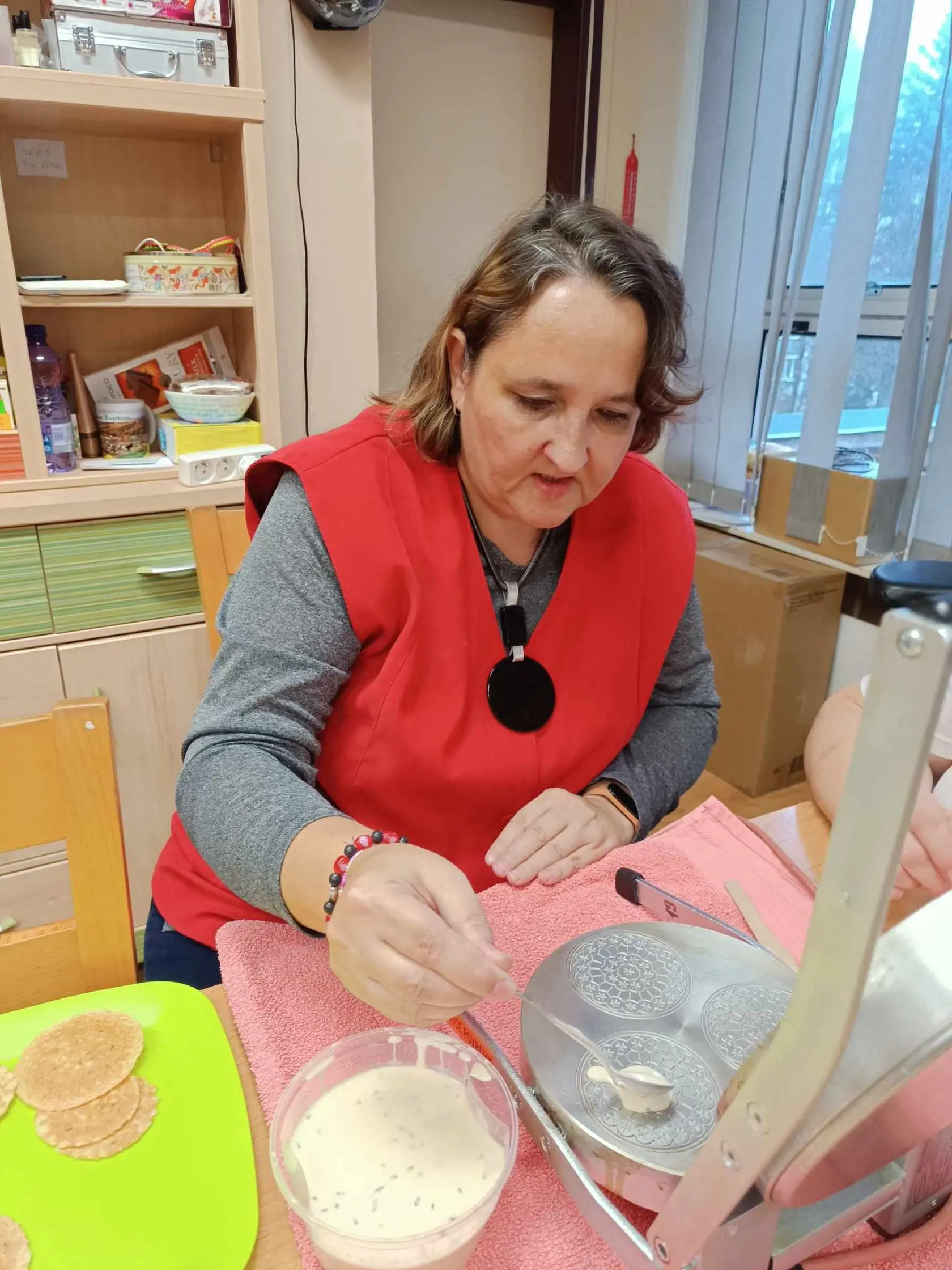 Z pohľadu Lukáša, klienta domova sociálnych služieb, je práca v kaviarni splnením sna. „Viem si predstaviť, že by som robil v kaviarni. Pripravoval by som kávu, lebo to ma baví. A obsluhoval by som,“ hovorí s nadšením. Jeho kolegyňa Evka zdieľa podobný pohľad: „Aj ja si to viem predstaviť. Robila by som kávičku a piekla by som tam koláče,“ teší sa. 