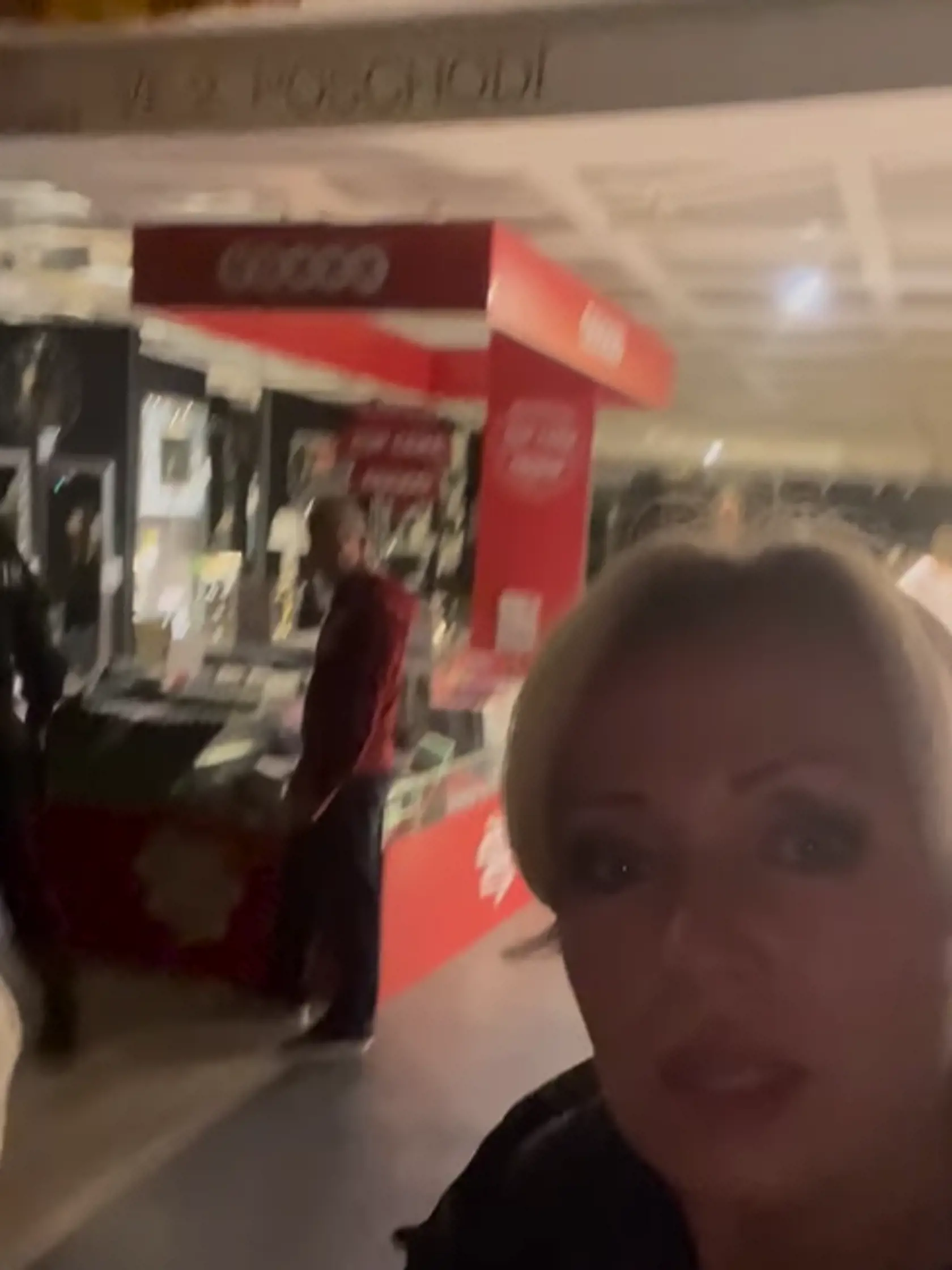 Po príchode policajtov a správcu budovy si ešte overili, či herečka v obchode nekradla.