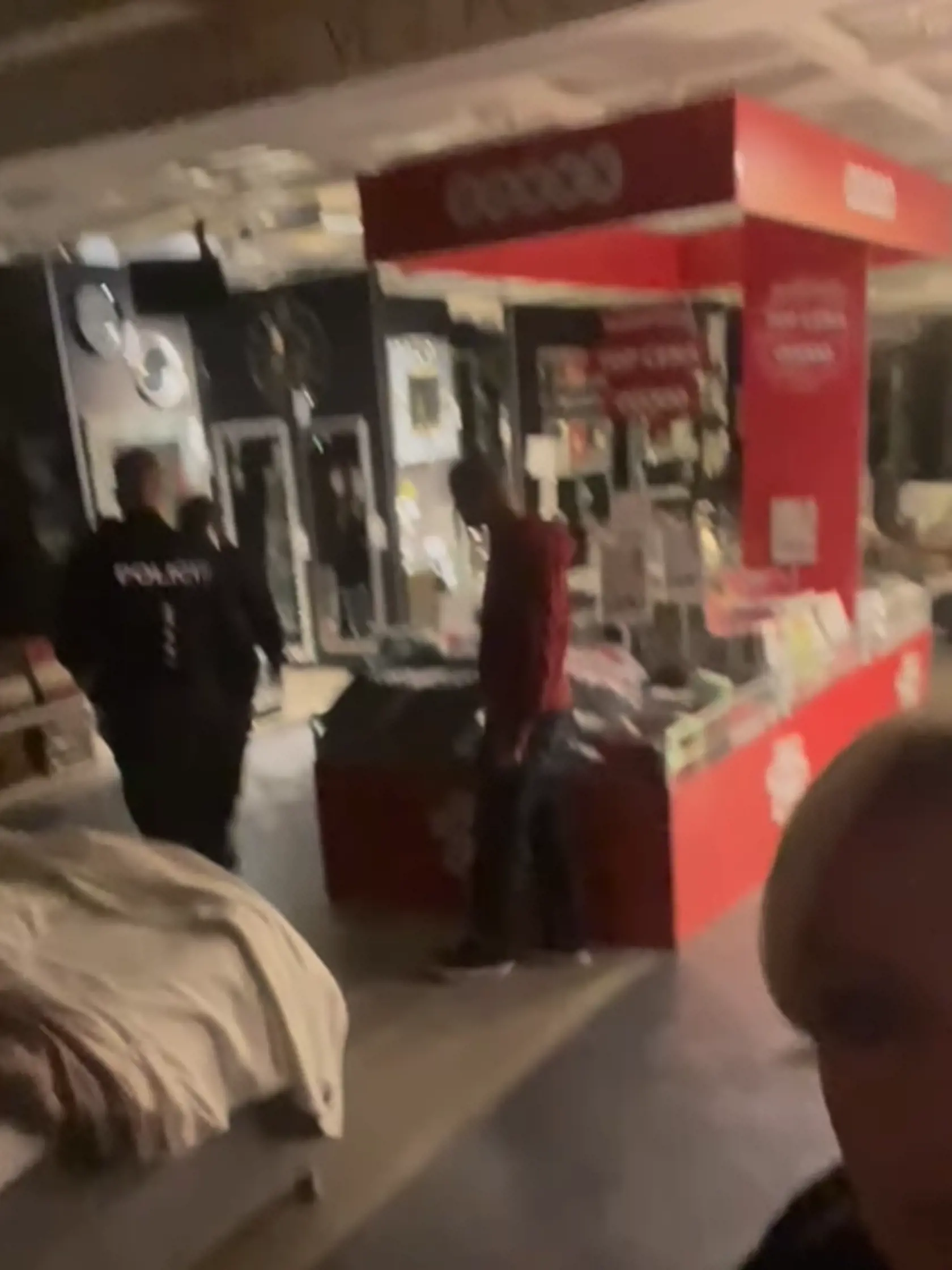 Po príchode policajtov a správcu budovy si ešte overili, či herečka v obchode nekradla.