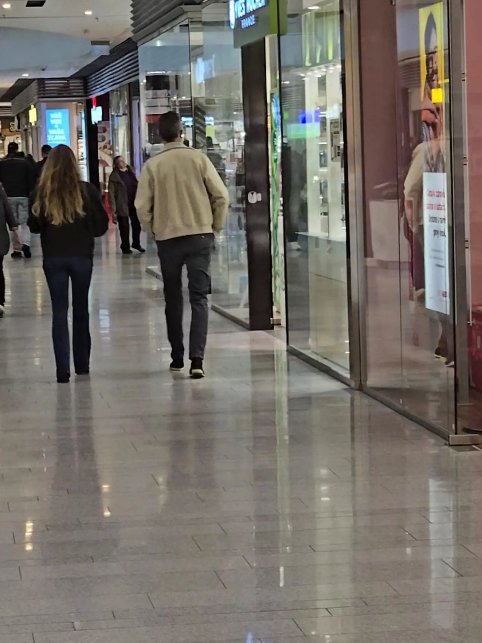 Exkluzívne zábery exministra Martina Glváča s misskou Annou Amenovou. Párik si užil spoločné chvíle v nákupnom centre, kde si obzerali obchody a najedli sa.