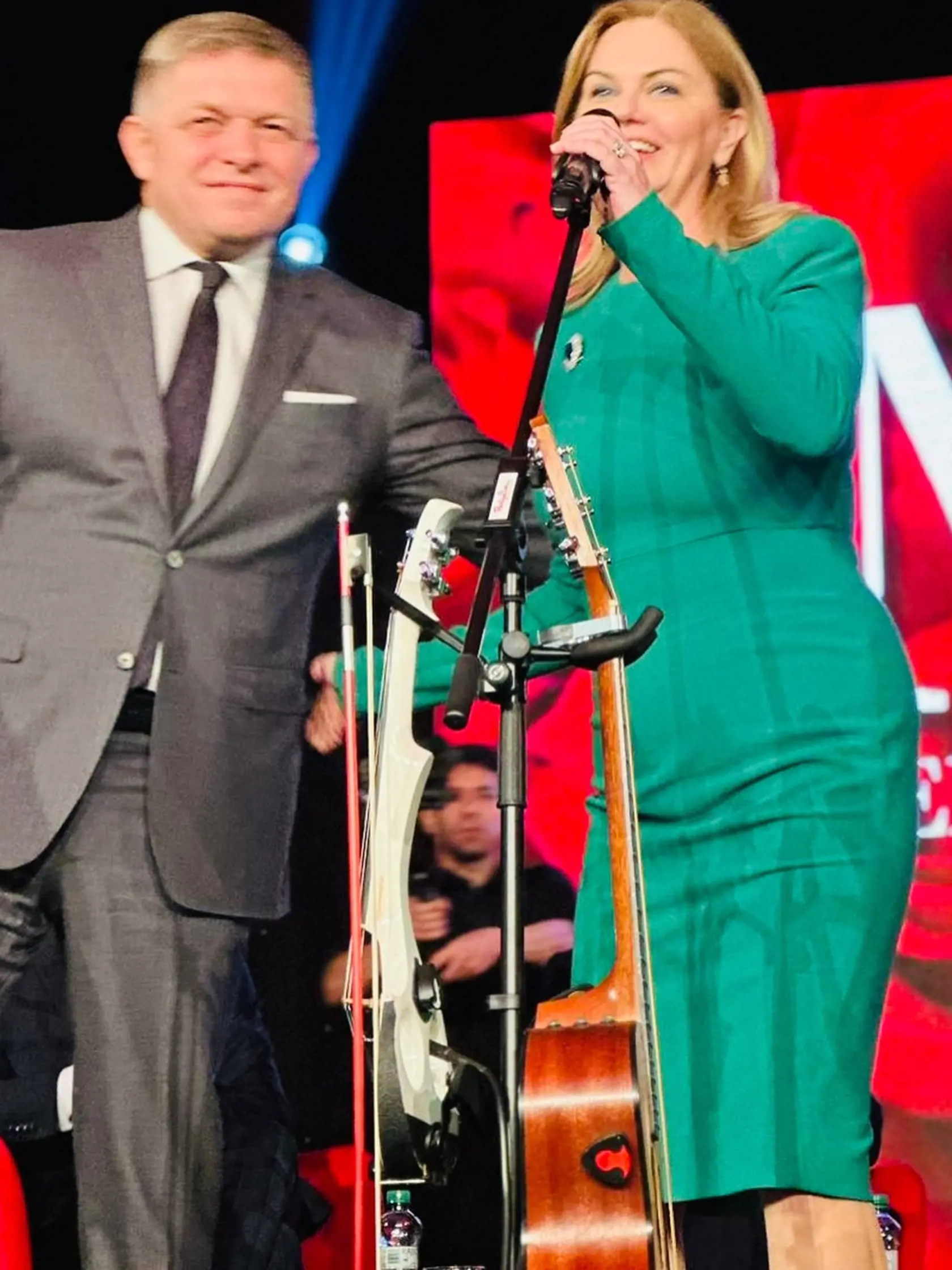„Všetko najlepšie k dnešným okrúhlym narodeninám Robert Fico,“ napísala Beňová.