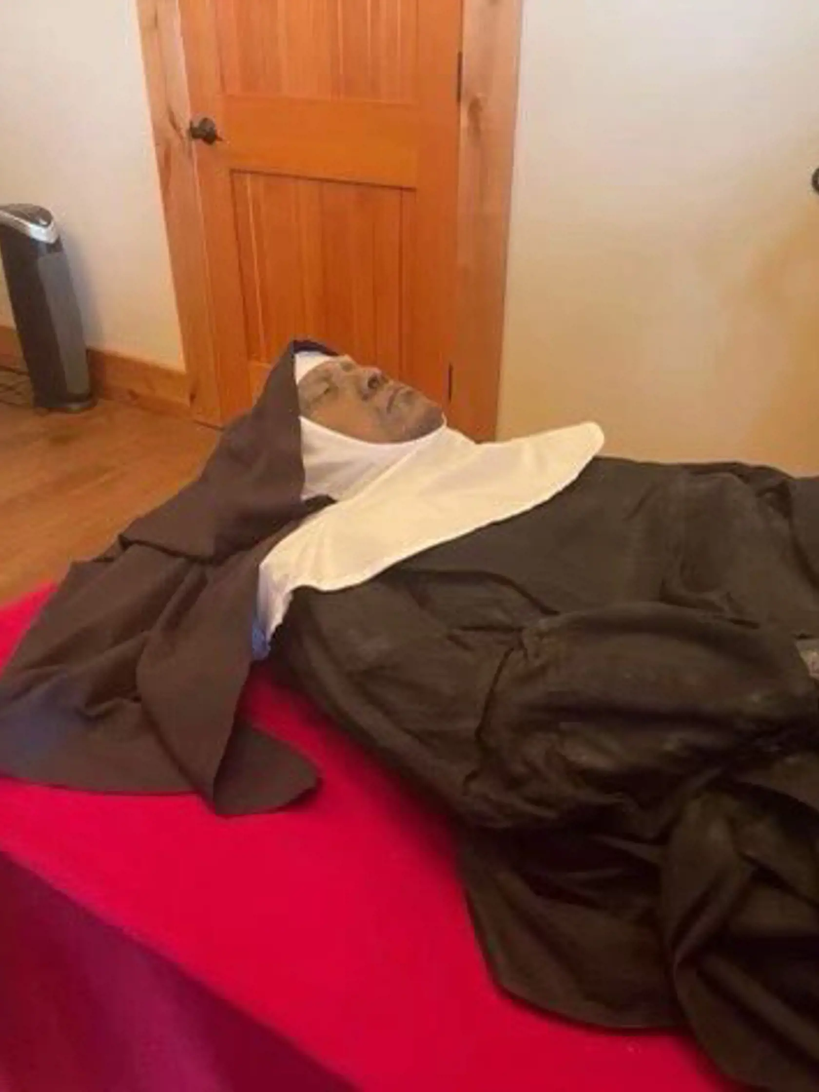 Avšak akonáhle rakvu otvorili, zostali v šoku: čakali, že v nej nájdu už len kosti, no telo ostalo po mnohých rokoch úplne neporušené!