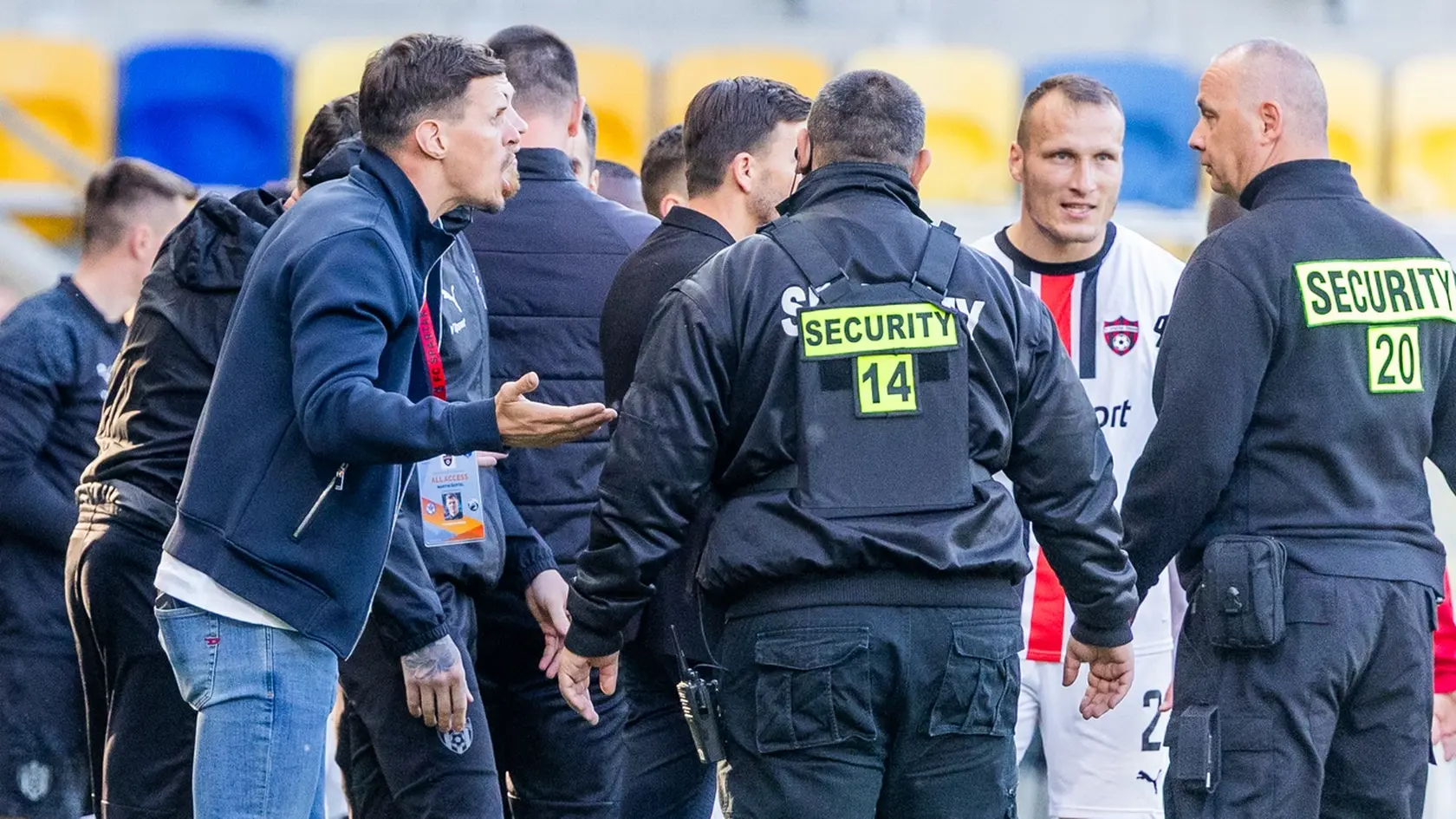 Zápas bol plný vybičovaných emócii, o čom svedčí aj momentka Martina Škrtela.