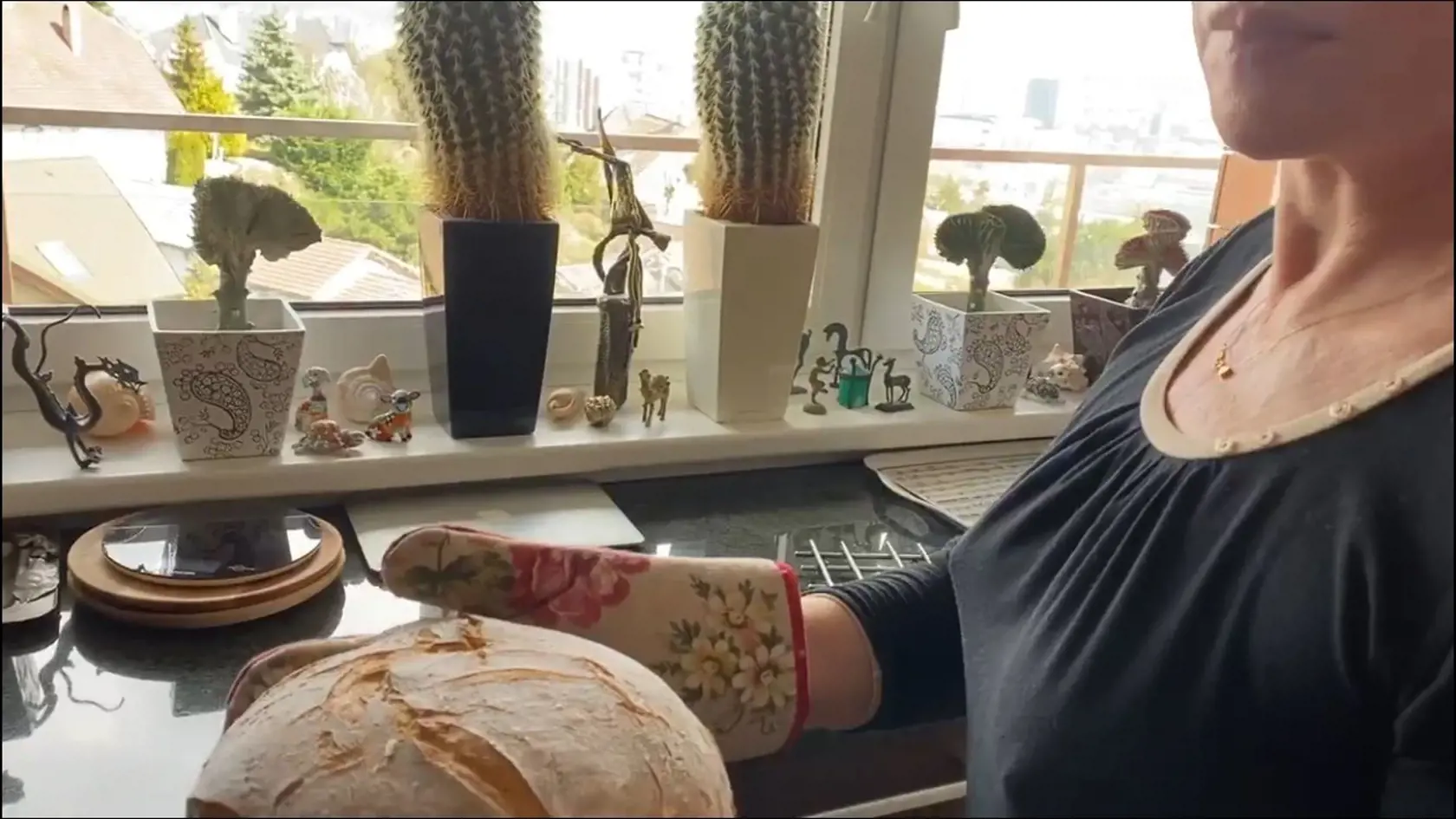 OKAMIH PRAVDY Keď herečka vytiahla domáci chlieb z rúry, ukázala, že slávna žulová doska naozaj existuje.