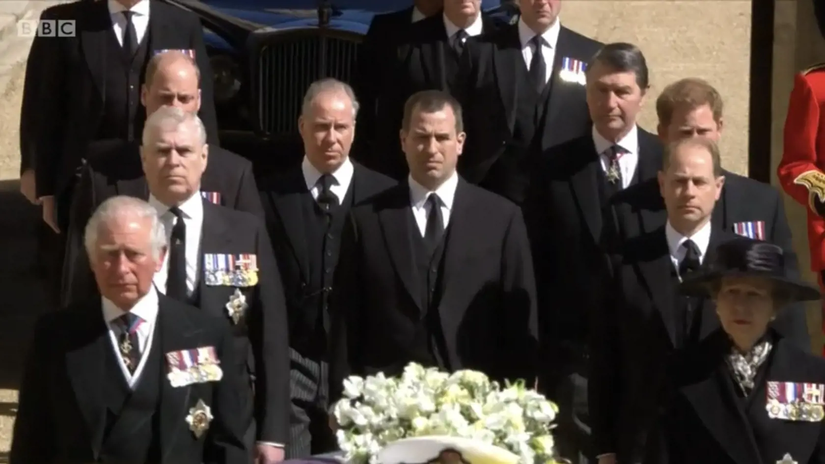 Za rakvou princa Philipa kráčajú aj vnukovia princ William a princ Harry.