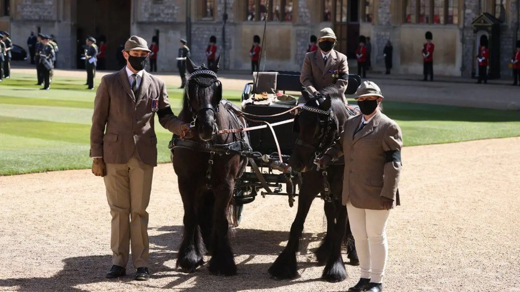 O tom, že poníky s kočom boli jeho milovaným a vzácnym majetkom svedčí aj to, že na jeho pohrebe stáli vo vnútri zámku Windsor a prechádzali okolo pohrebného sprievodu. Na sedadle koča bola vojvodova čiapka, bič a hnedé rukavice a neďaleko červený hrniec s hrudkami cukru, ktorým kŕmil svoje poníky.