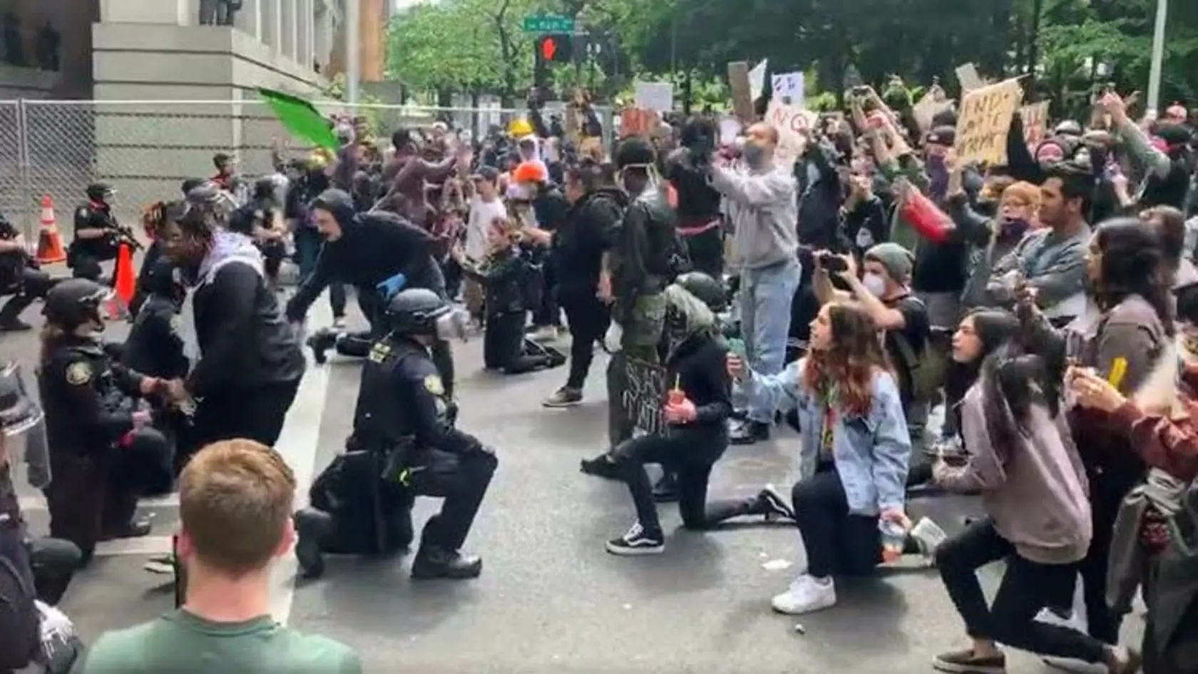 V Portlande si polícia kľakla pred demonštrantov na znak spolupatričnosti.