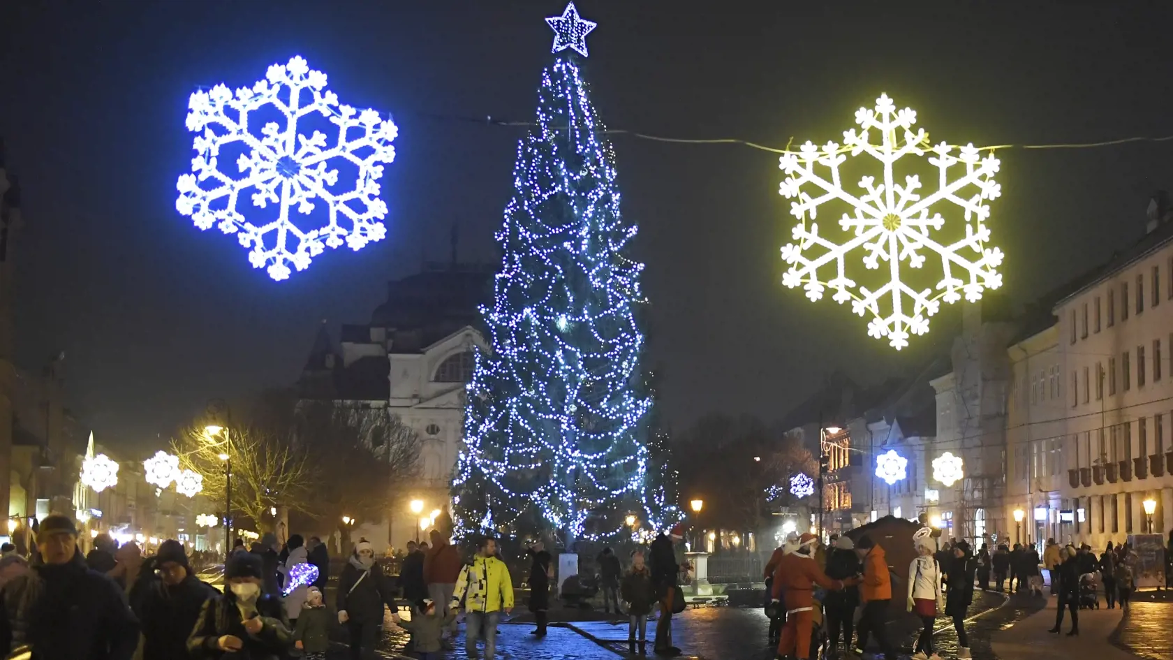 Na snímke rozsvietený vianočný strom na Hlavnej ulici v Košiciach 5. decembra 2021. FOTO TASR – František Iván