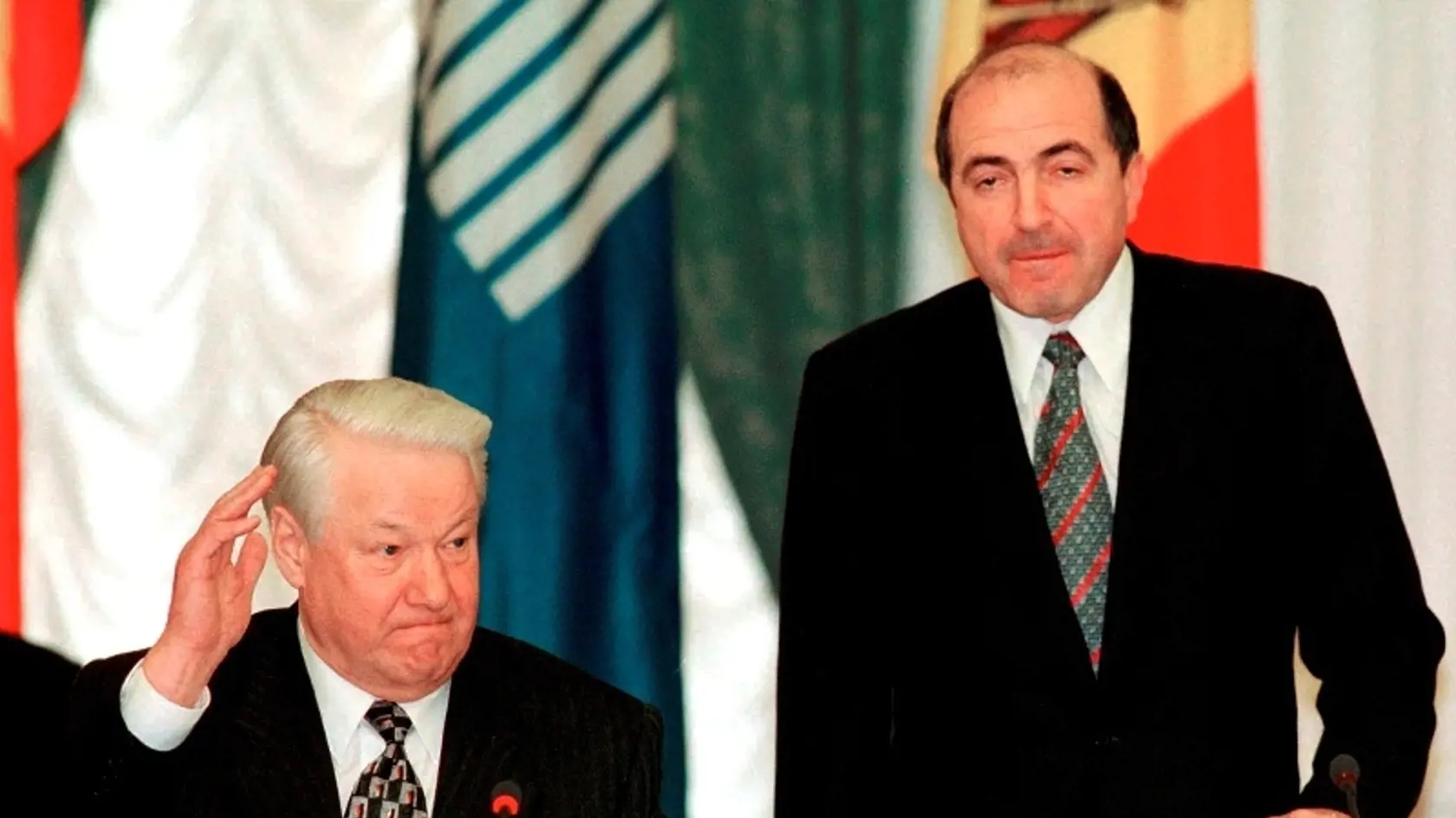 Za prezidenta Jeľcina (vľavo) mal ruský oligarcha Berezovský veľký vplyv.