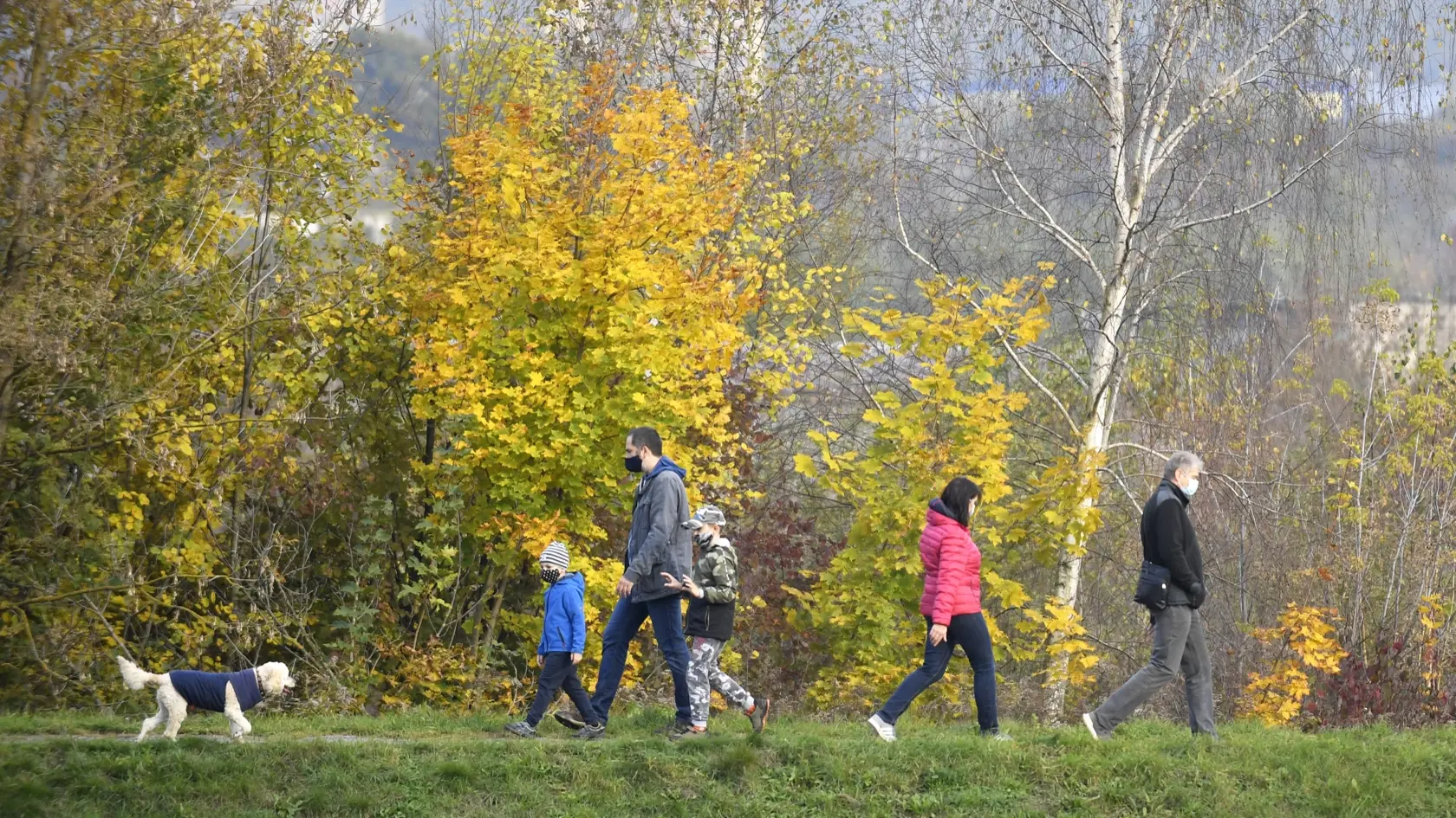 Od soboty 24.októbra až do nedele 1. novembra platí na celom Slovensku zákaz vychádzania s výnimkou ciest na testovanie, do práce, cesty na výkon podnikateľskej činnosti alebo inej obdobnej činnosti či zabezpečenia nevyhnutných potrieb, či pobytu v prírode v okrese bydliska. Na snímke ľudia počas prechádzky v prírode v Košiciach v sobotu 24. októbra 2020. FOTO TASR – František Iván