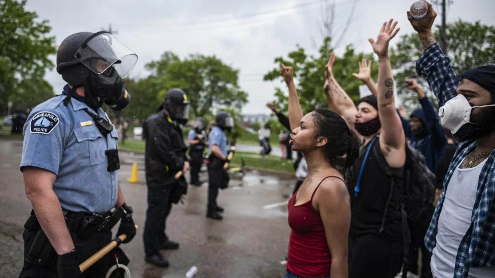 KK24 Minneapolis - Demonštranti a policajti počas zhromaždenia 26. mája 2020 v Minneapolise. Stovky ľudí sa zhromaždili v utorok v meste Minneapolis v americkom štáte Minnesota na mieste, kde v pondelok počas policajného zásahu zomrel Afroameričan. Muža menom George Floyd zatkla polícia v pondelok večer. Videozáznam zhotovený okolostojacimi ľuďmi zachytáva spútaného muža ležiaceho na zemi. Jeden z policajtov v kľaku tlačil kolenom na Floydov krk. Zatknutý upozorňoval na bolesť a kričal, že nemôž