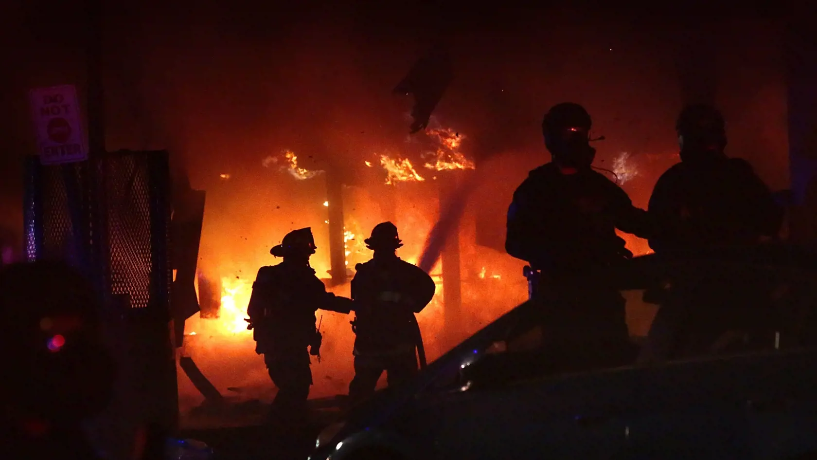 JB 5 St. Louis - Hasiči sú chránení policajtmi pri zásahu počas zrážok s demonštrantmi pred horiacim obchodom 7-Eleven v St. Louis, v americkom štáte Missouri 1. júna 2020. Stovky ľudí protestovali v pondelok aj v ďalších mestách v Spojených štátoch ako i v St. Louis ako prejav solidarity s demonštráciami, ktoré vyvolalo zabitie Afroameričana Georgea Floyda policajtom v meste Minneapolis. Jeho smrť vyvolala v mestách po celých USA protesty, ktoré sa zmenili na násilnosti. FOTO TASR/AP

St. Louis