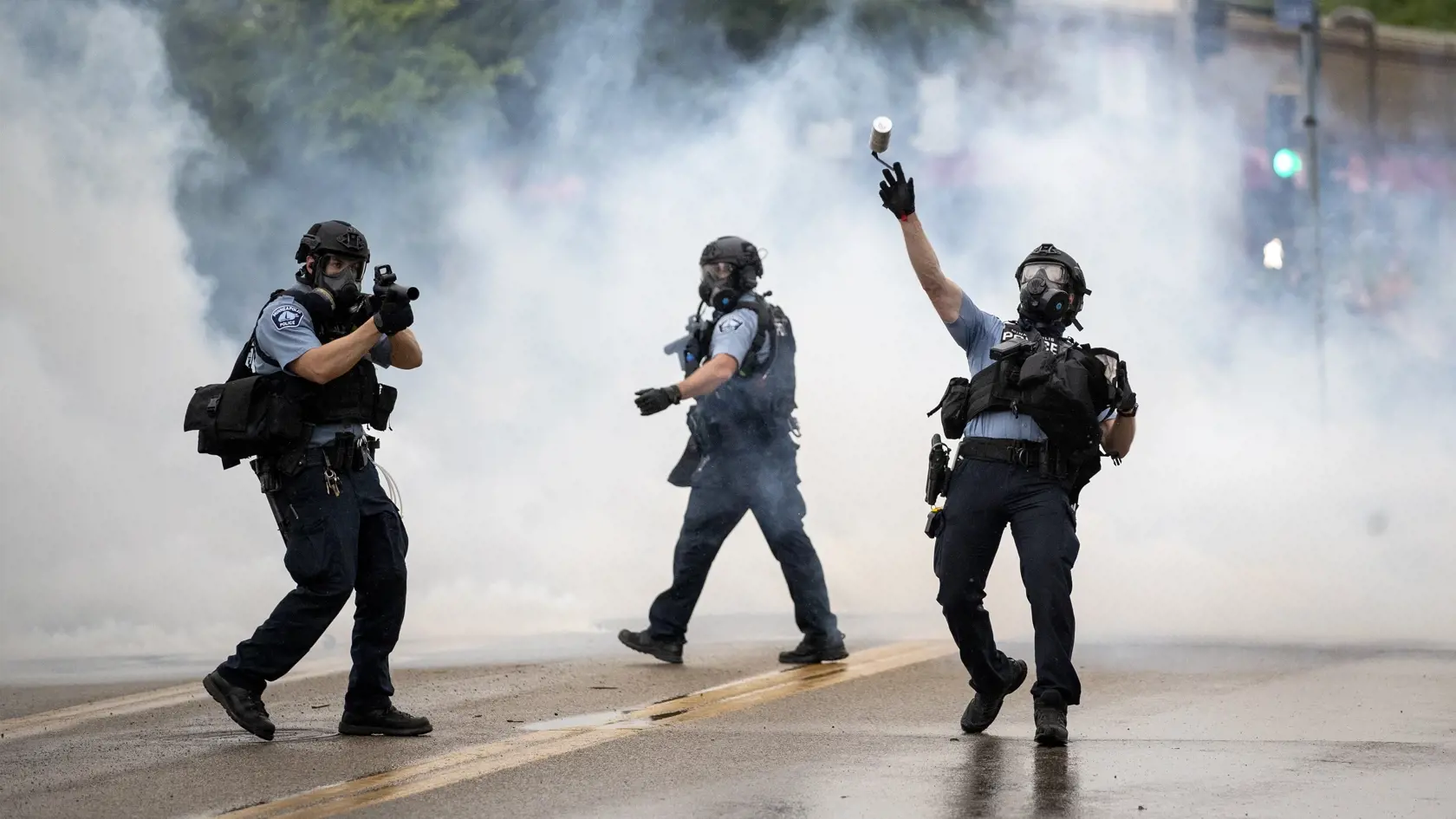 KK25 Minneapolis - Policajt hádže slzotvorný plyn na demonštrantov počas zhromaždenia 26. mája 2020 v Minneapolise. Stovky ľudí sa zhromaždili v utorok v meste Minneapolis v americkom štáte Minnesota na mieste, kde v pondelok počas policajného zásahu zomrel Afroameričan. Muža menom George Floyd zatkla polícia v pondelok večer. Videozáznam zhotovený okolostojacimi ľuďmi zachytáva spútaného muža ležiaceho na zemi. Jeden z policajtov v kľaku tlačil kolenom na Floydov krk. Zatknutý upozorňoval na bo