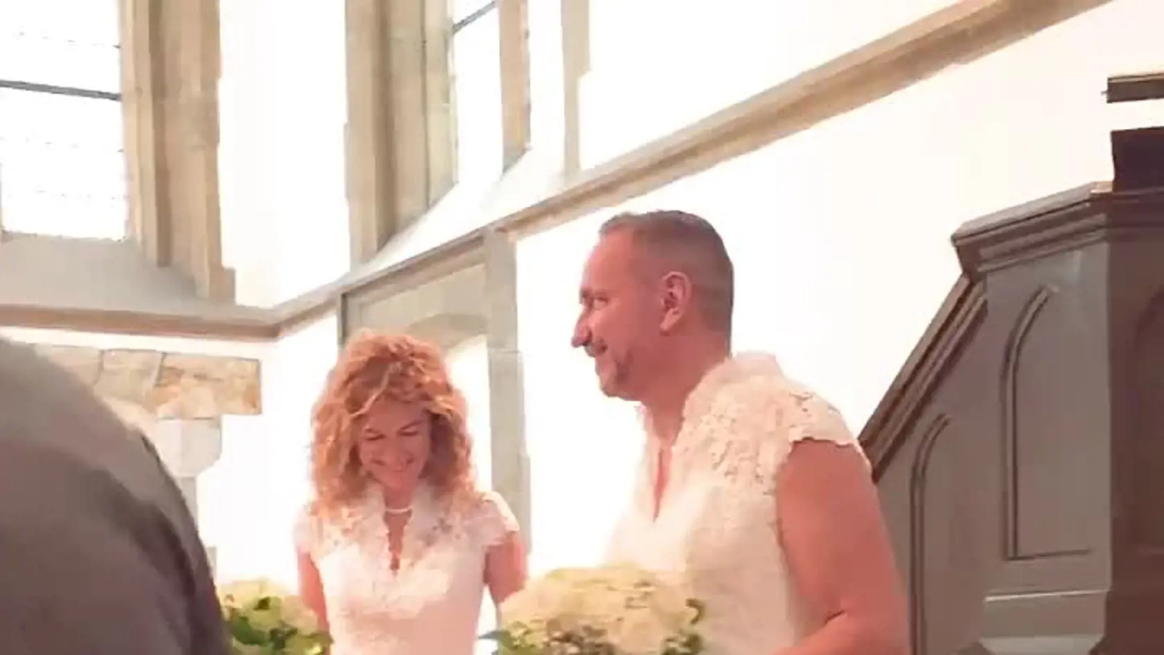 Manželia Vlastimil (54) a Michaela (50) Černý sú neprehliadnuteľný pár. Vždy elegantní, v dokonale zladenom outfite. Pozornosť však na seba strháva hlavne Vlastimil, ktorý bežne nosí šaty, sukne, podpätky i nalakované nechty. Je totiž mužom, ktorý miluje ženské oblečenie.