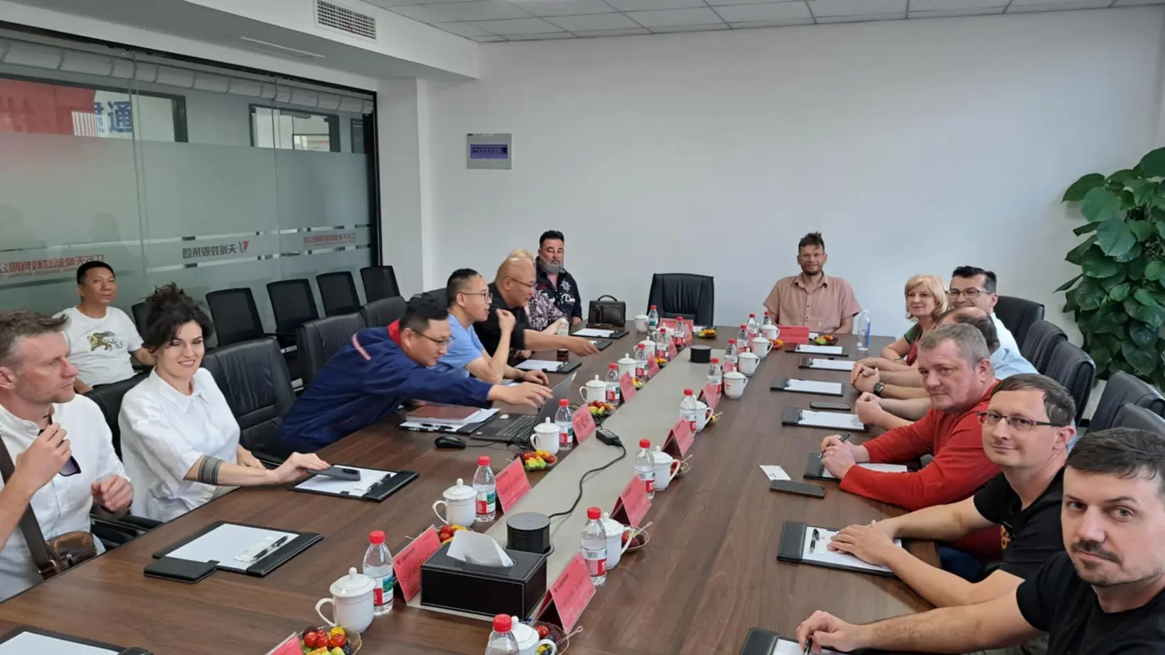 Primátor Strážskeho Patrik Magdoško a miestni poslanci boli nedávno v Číne, kde si prezreli závody na výrobu autobatérií či spracovanie a recykláciu kovova a rokovali s potenciálnymi investormi v ich meste a regióne.