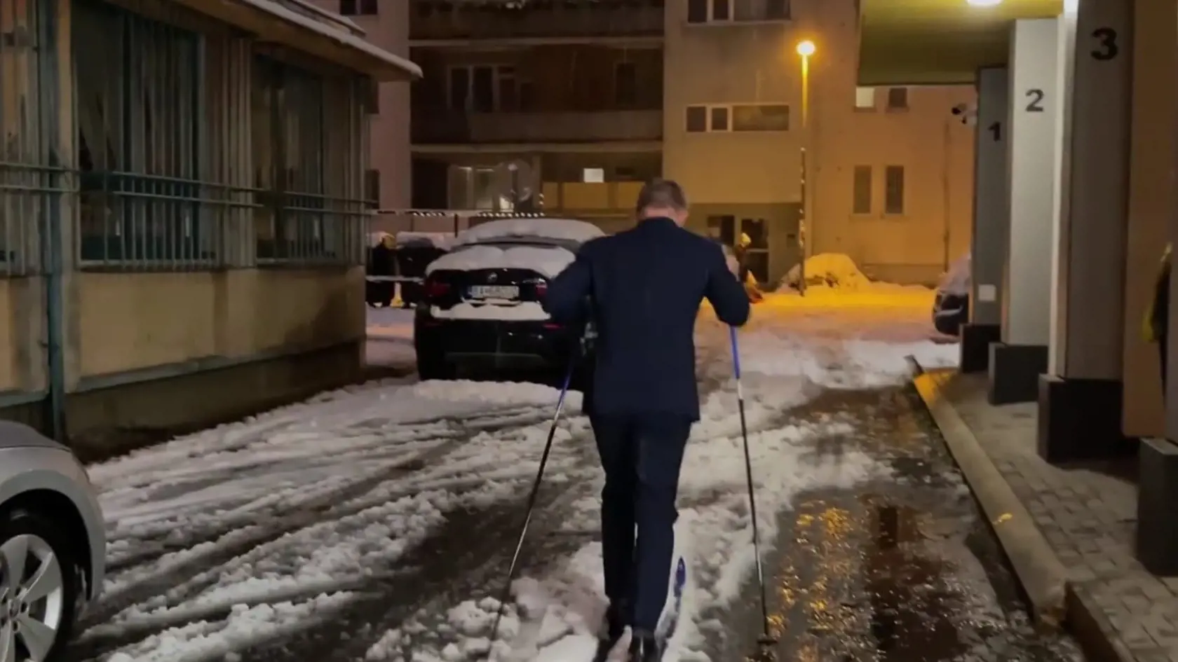 Líder Smeru-SD Robert Fico poriadne prekvapil, keď vytiahol bežky, aby takýmto spôsobom skritizoval vládu za prijaté opatrenia, ktoré ľuďom zakazujú chodiť na Vianoce domov za svojimi rodinami, ale naopak povoľujú návštevy lyžiarskych stredísk. Video sa okamžite stalo hitom internetu.