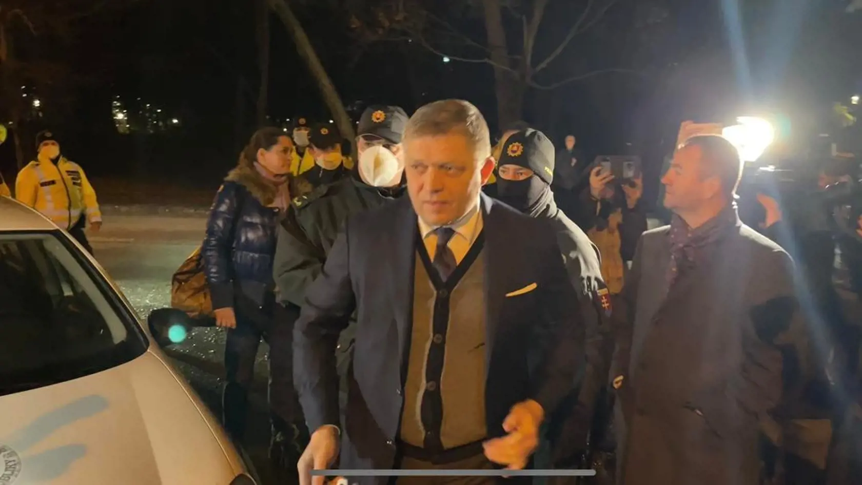 Šéfa opozičného Smeru-SD Roberta Fica zadržala polícia pred tým, ako sa mal začať stranou ohlásený protestný sprievod na Tyršovom nábreží v bratislavskej Petržalke.
