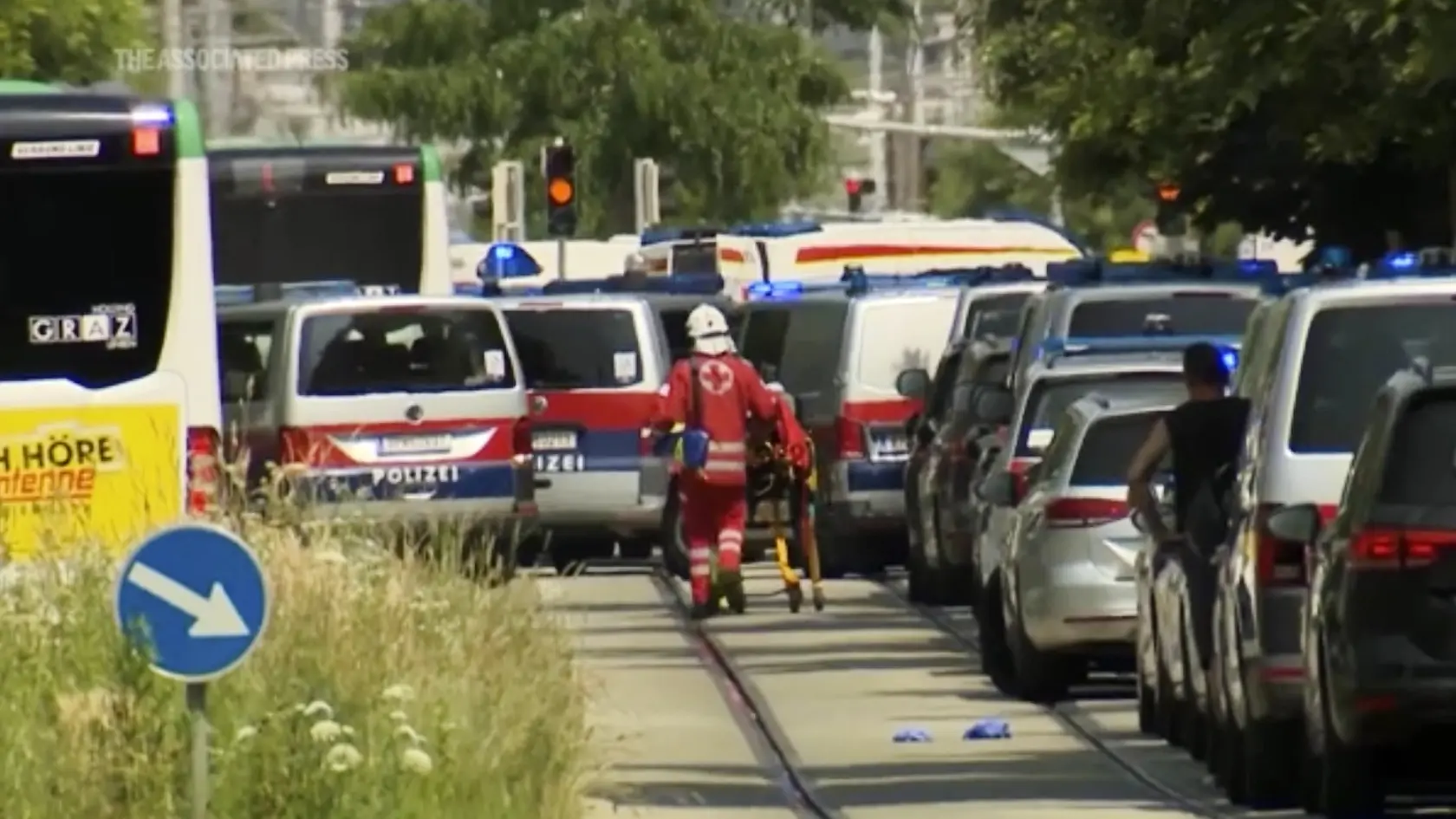 KK37 Graz - Na snímke z televízie policajti a záchranári na mieste streľby na strednej škole v rakúskom meste Graz v utorok 10. júna 2025. Najmenej deväť osôb v utorok zahynulo a dvojciferný počet ďalších je zranených po streľbe na strednej škole v rakúskom meste Graz. Podľa polície sa streľba ozvala okolo 10.00 h, v škole na ulici Dreierschuetzengasse bol spustený poplach a budovu evakuovali. Páchateľ údajne strieľal v dvoch triedach a následne spáchal samovraždu na jednej z toaliet. FOTO TASR/AP
In this image made from video provided by Servus TV, police at the scene of a shooting at a school in Graz, Austria, Tuesday, June 10, 2025. (Servus TV via AP)