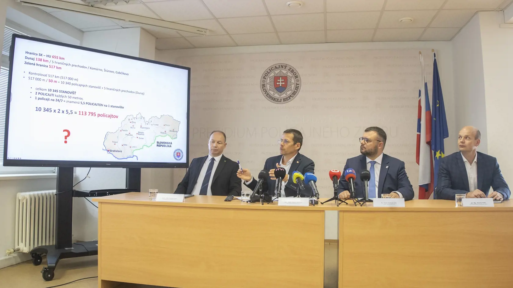 Na snímke zľava viceprezident Policajného zboru Damián Imre, prezident Policajného zboru SR Štefan Hamran, štátny tajomník Ministerstva vnútra SR Martin Královič a 1. viceprezident Policajného zboru Branko Kišš počas tlačovej konferencie na tému Nelegálna migrácia 13. septembra 2023 v Bratislave.