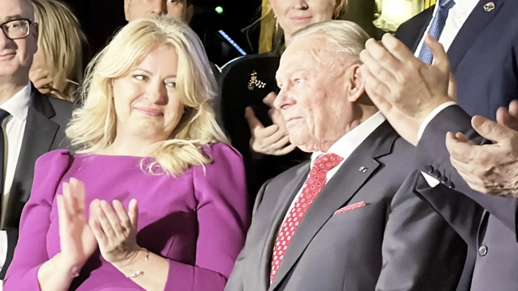 Prezidentská spoločnosť. Rudolfovi Schusterovi tlieskali bývalé hlavy štátu aj Zuzana Čaputová. Košické divadlo mu darovalo čestnú lóžu.