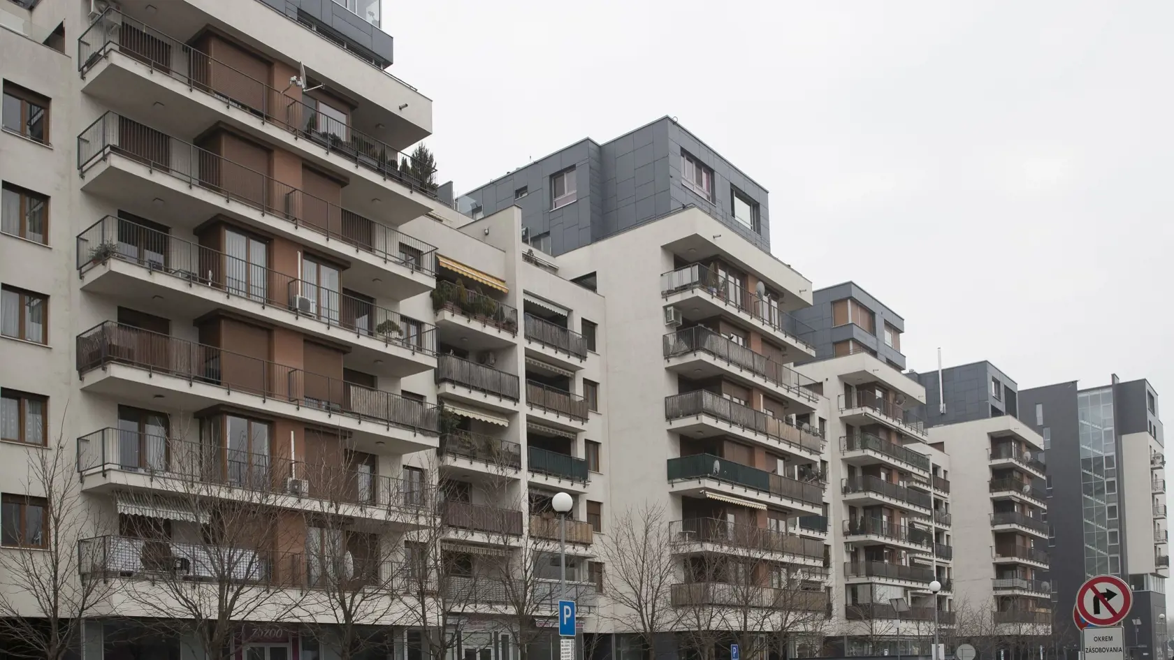Na snimke je bytovy dom v Bratislave na Drienovej ulici c. 1