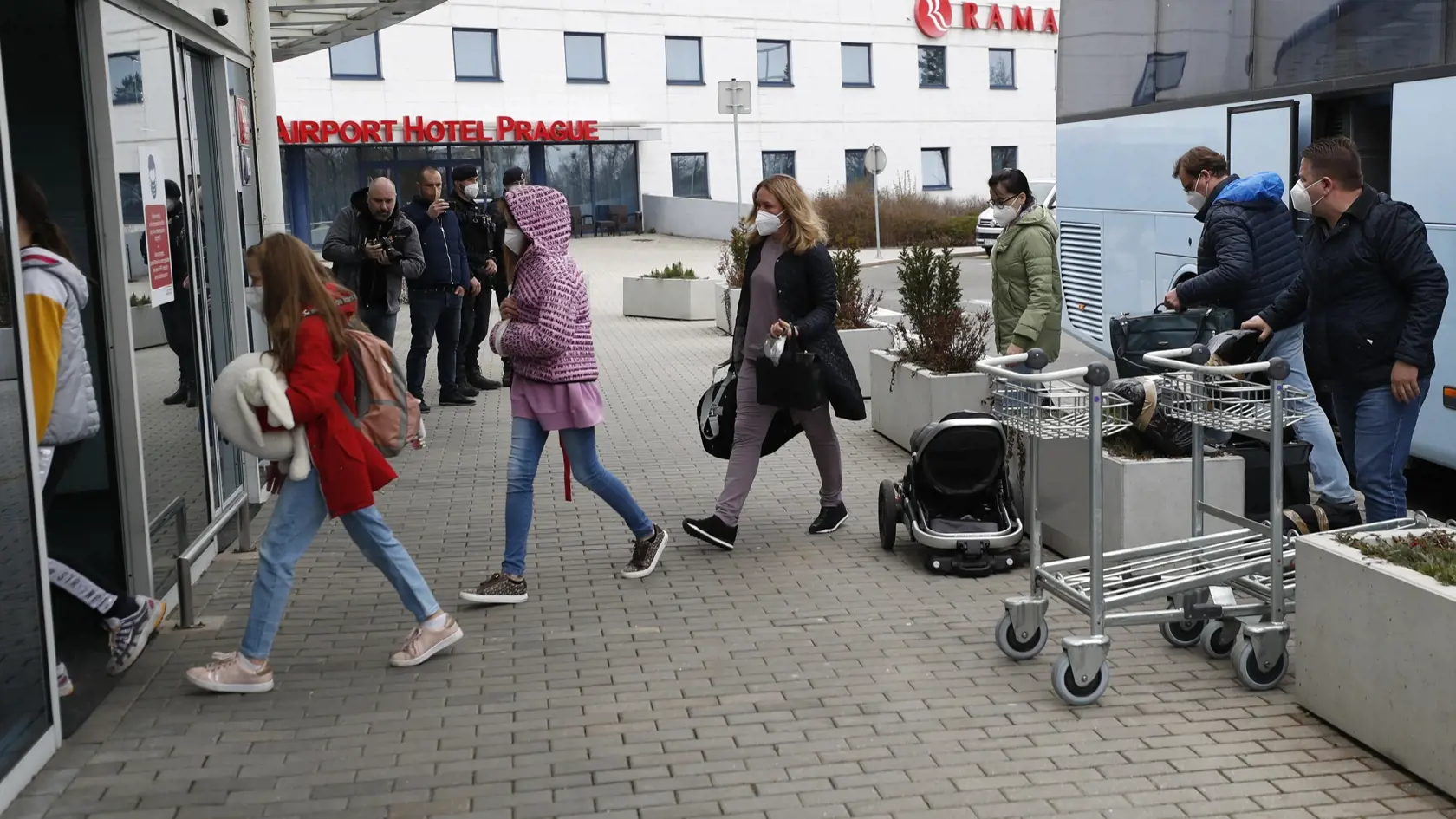 Z Prahy odleteli v pondelok podvečer naspäť do vlasti ruskí diplomati, ktorých ČR vyhostila v súvislosti s podozreniami zo zapletenia ruských tajných služieb do výbuchov muničných skladov v obci Vrbětice z októbra a decembra 2014. Na snímke ruskí diplomati s rodinami prichádzajú na letisko Václava Havla po pristátí ruského špeciálneho vládneho lietadla v Prahe v Českej republike.