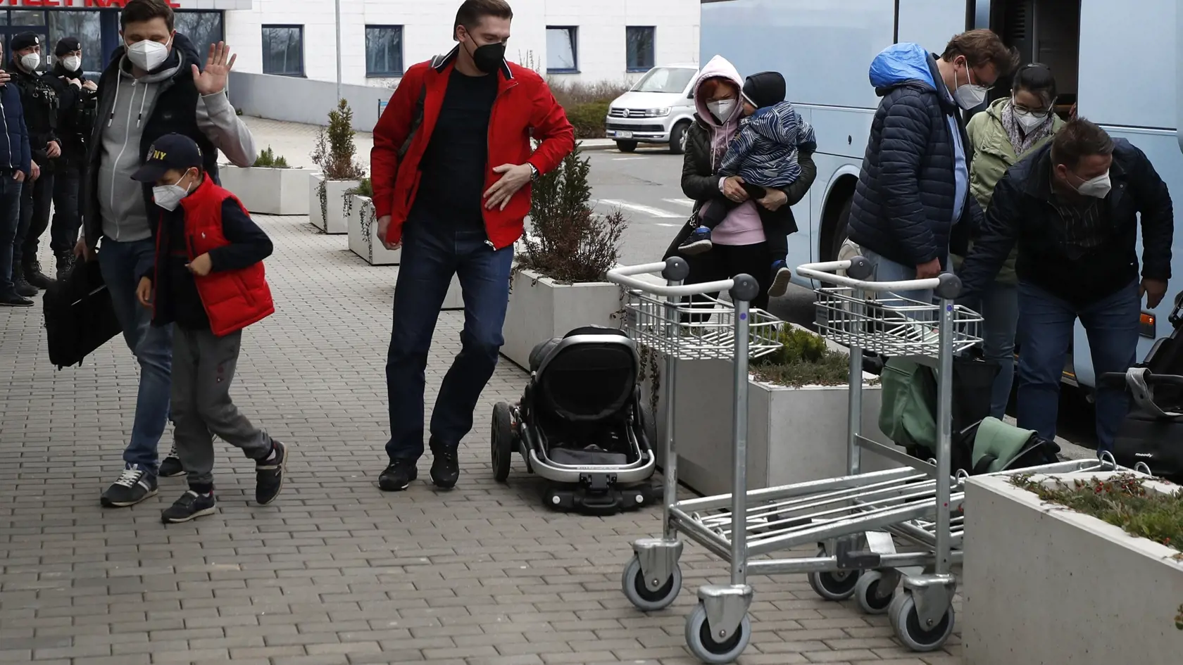 Z Prahy odleteli v pondelok podvečer naspäť do vlasti ruskí diplomati, ktorých ČR vyhostila v súvislosti s podozreniami zo zapletenia ruských tajných služieb do výbuchov muničných skladov v obci Vrbětice. Na snímke ruskí diplomati s rodinami prichádzajú na letisko Václava Havla po pristátí ruského špeciálneho vládneho lietadla v Prahe v Českej republike.