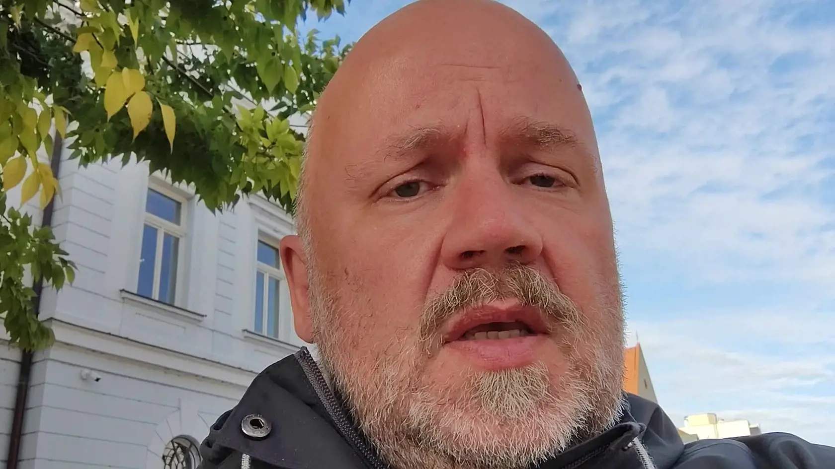 Pred súd sa dnes postavil 44-ročný Tomáš, obvinený z vraždy svojich rodičov v Trnave. Ten sa k ich zabitiu sám priznal, avšak nikto, kto ho pozná, tomu nemôže uveriť.