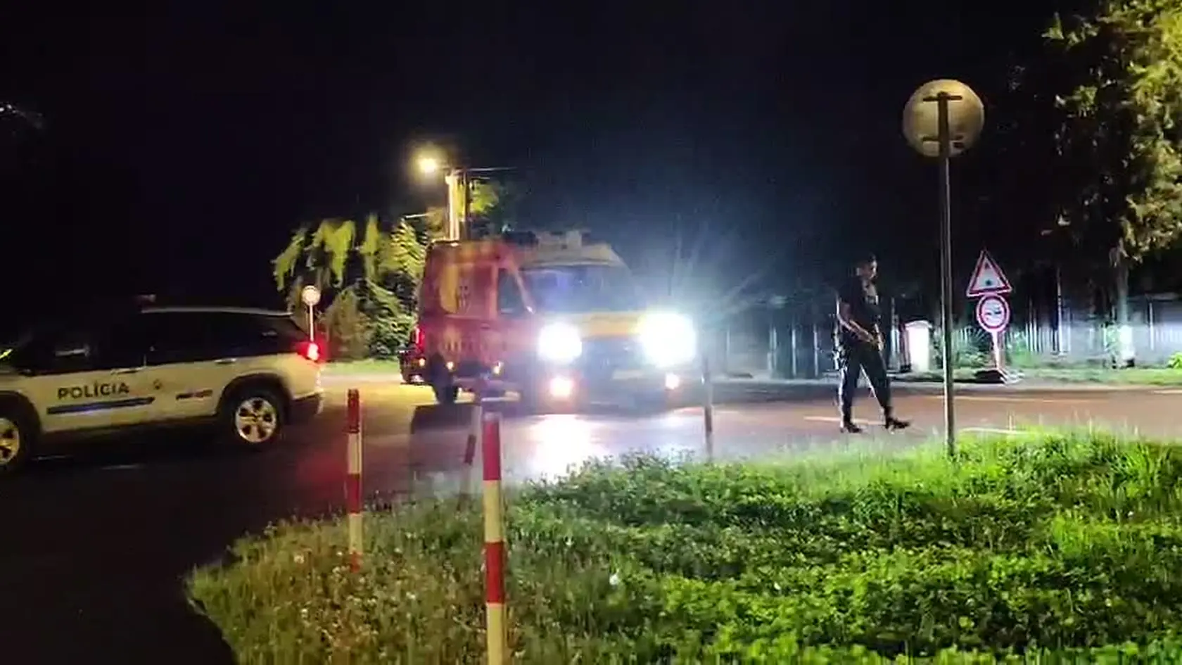 V obci Zálesie neďaleko Bratislavy zasahuje v pondelok množstvo policajných zložiek vrátane špeciálnej jednotky.